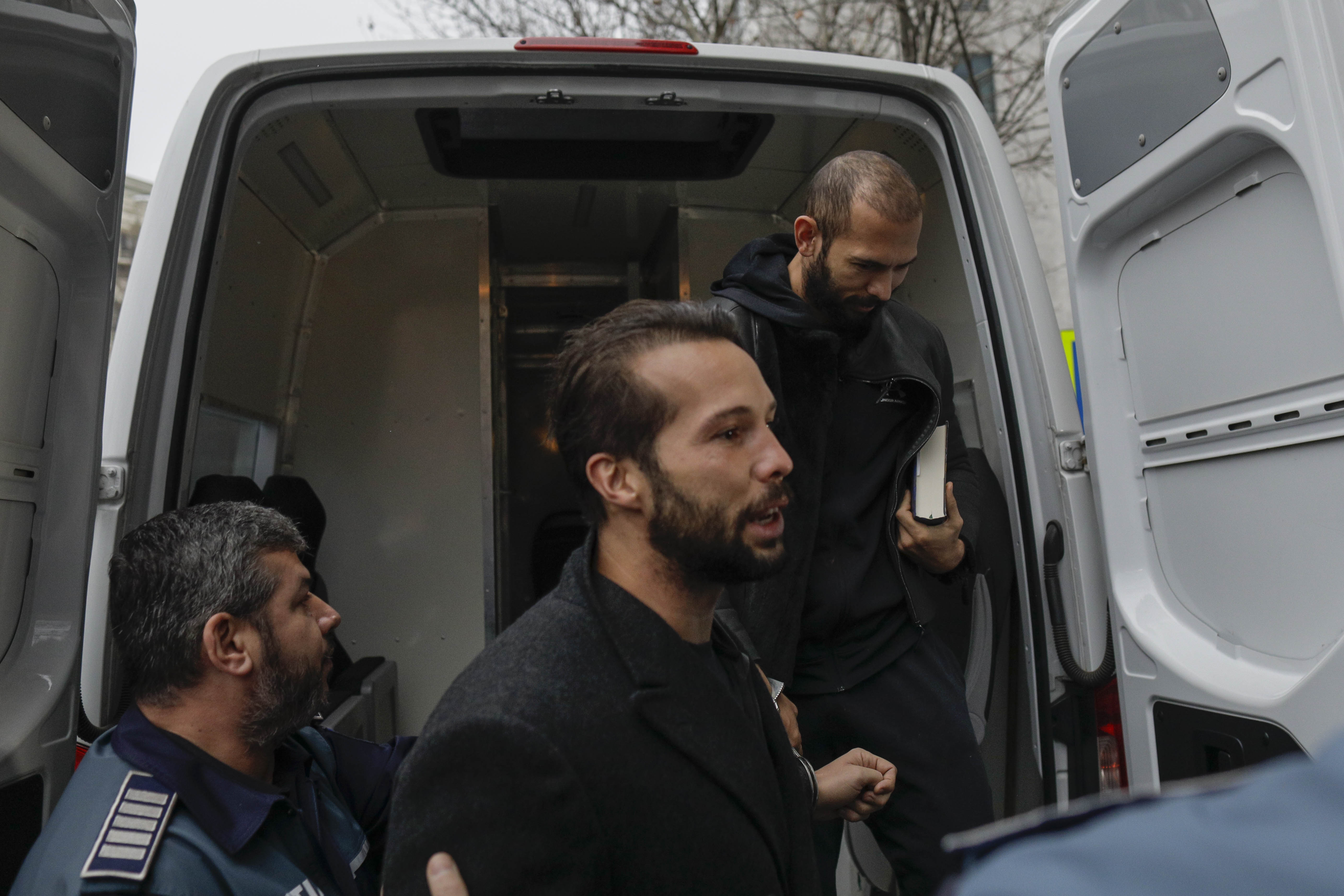 Andrew şi Tristan Tate, aduși din nou la sediul DIICOT pentru perchezițiile informatice. „Mă persecută pentru că sunt bogat și am succes”