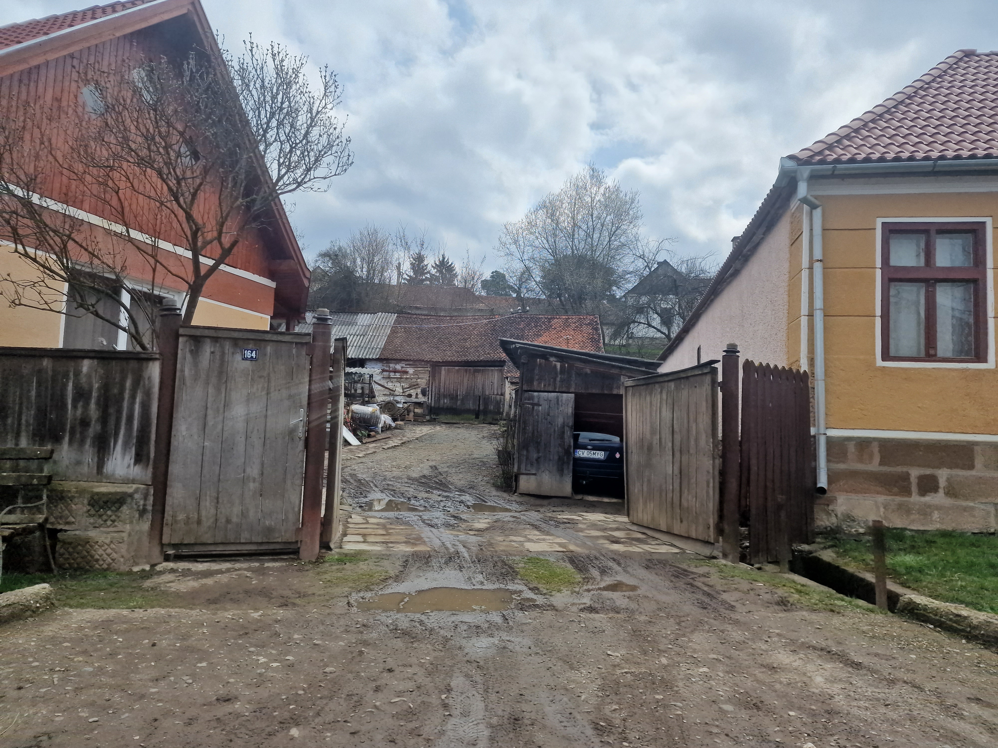 REPORTAJ. Liniștea de după furtună în satul din Covasna unde o fată a trăit 10 ani legată în lanțuri. „Sunt mulți care ar trebui întrebați. Au știut și n-au făcut nimic”