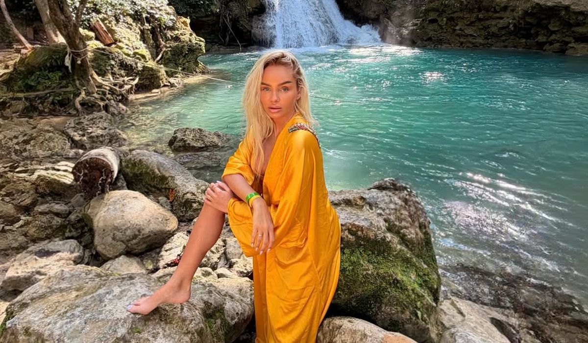 Imagini cu Maria Constantin într-un costum de baie minuscul. Artista își petrece vacanța în Thassos, Grecia