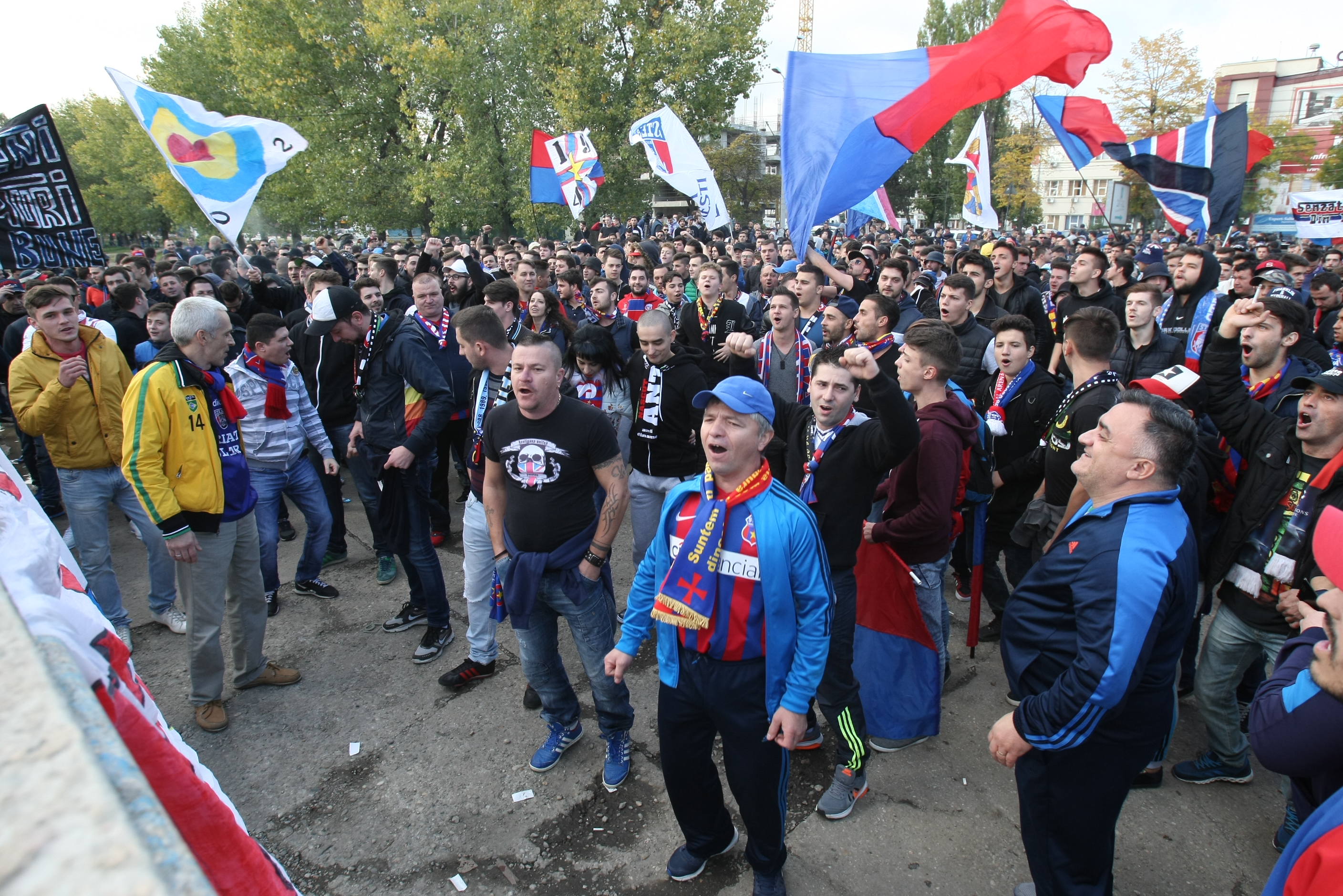 Fanii își cer în stradă Steaua înapoi. ^1.000 de oameni, la mitingul suporterilor. Gigi Becali e liniștit: ”N-am nici o grijă, sunt teribiliști” / FOTO
