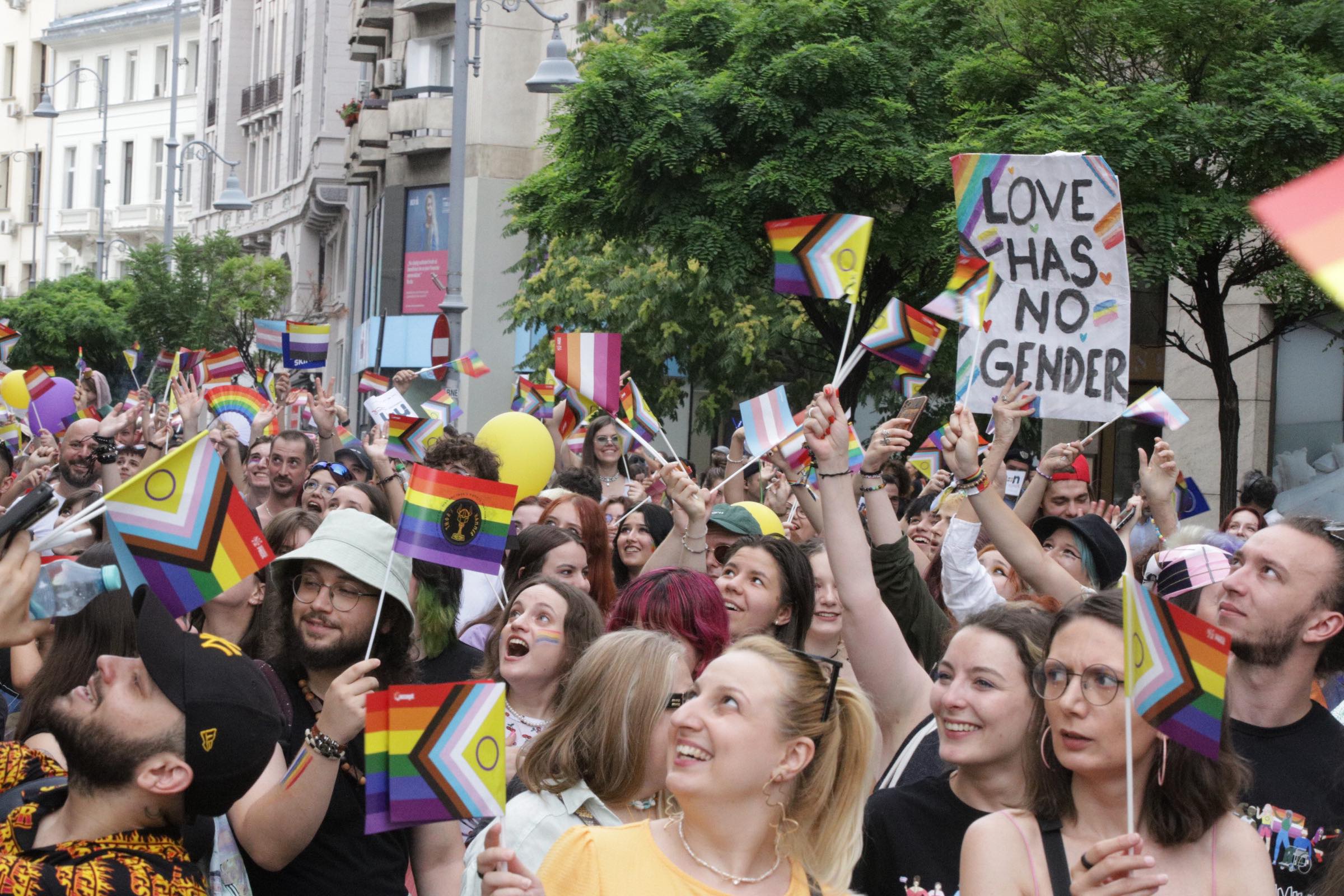 Aproape 25.000 de oameni au participat la Bucharest Pride, la câteva ore după ce 150 de persoane au luat parte la „Marșul normalității”