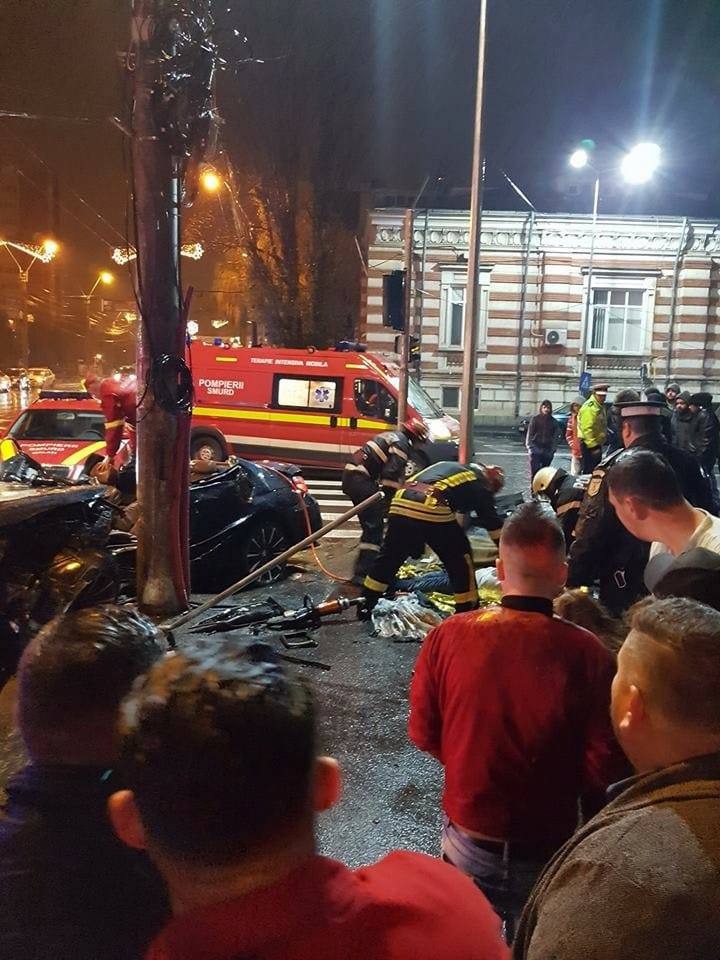 Accident în Galați, soldat cu doi morți și doi răniți. Oamenii au intrat cu mașina într-un stâlp