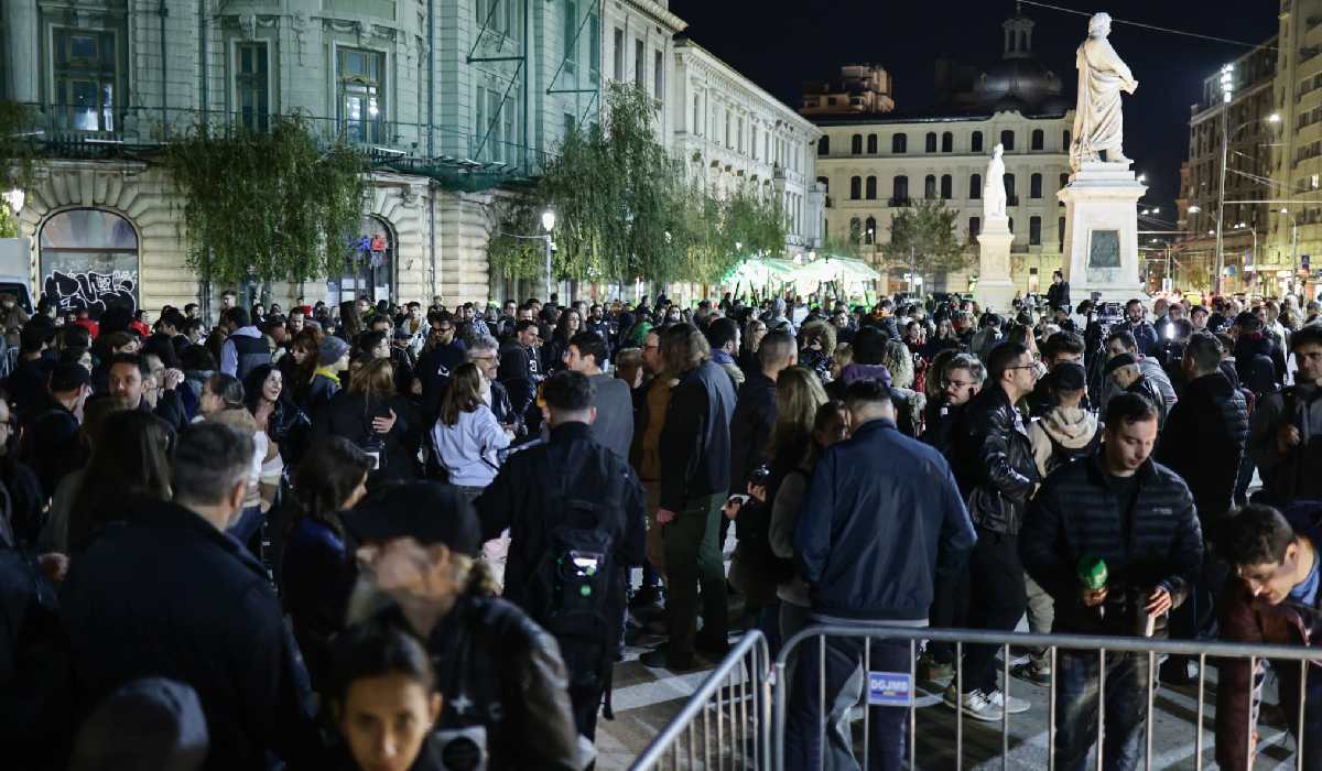 Marș de comemorare la 10 ani de la tragedia din Clubul Colectiv. Mii de oameni își strigă nemulțumirile: „Vrem spitale, NU catedrale”