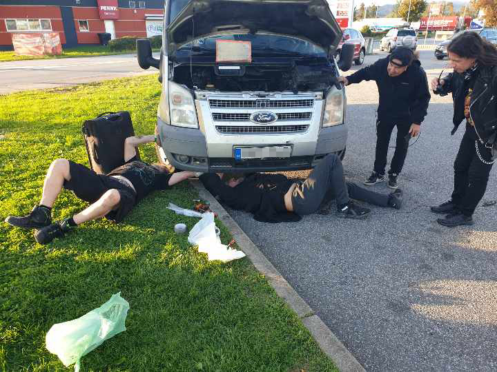 Bíró Ica nem jutott el a díjátadóra, az autópályán történt a baj! - német rendőrök mentették meg a Metal Ladyt és a Stress zenekart