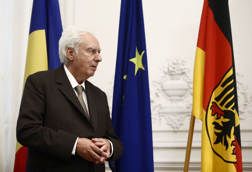 FOTO / Cel mai bine vândut scriitor român în 2016 şi 2017, decorat şi făcut cavaler de ambasadorul Germaniei la Bucureşti