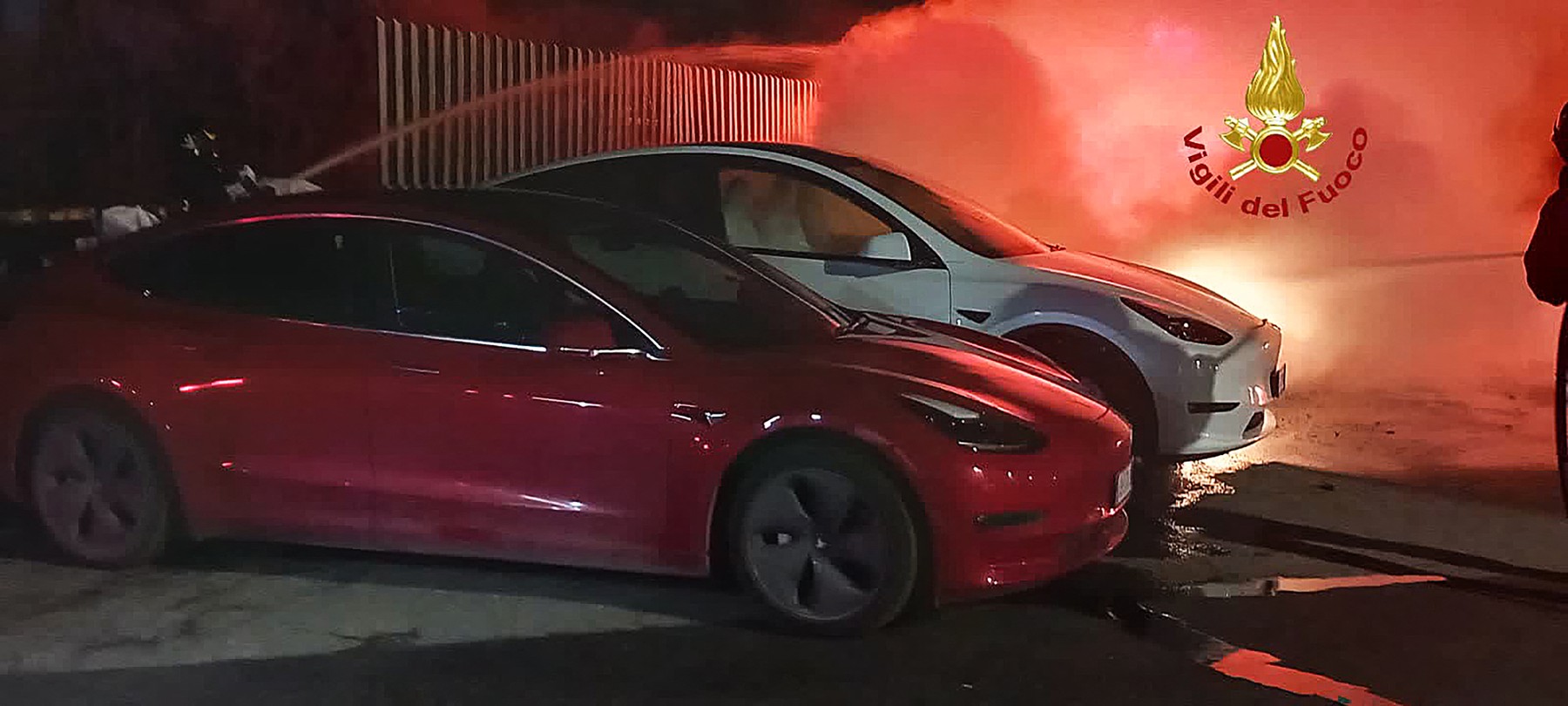 17 mașini Tesla au fost distruse într-un incendiu la Roma. Elon Musk acuză un „act de terorism”