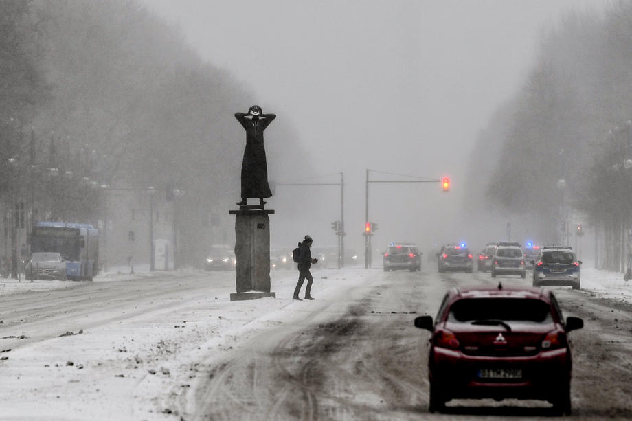 Trei hoți germani s-au dat drept salvatori și i-au furat mașina unei femei care ceruse ajutor, după ce rămăsese în nămeți