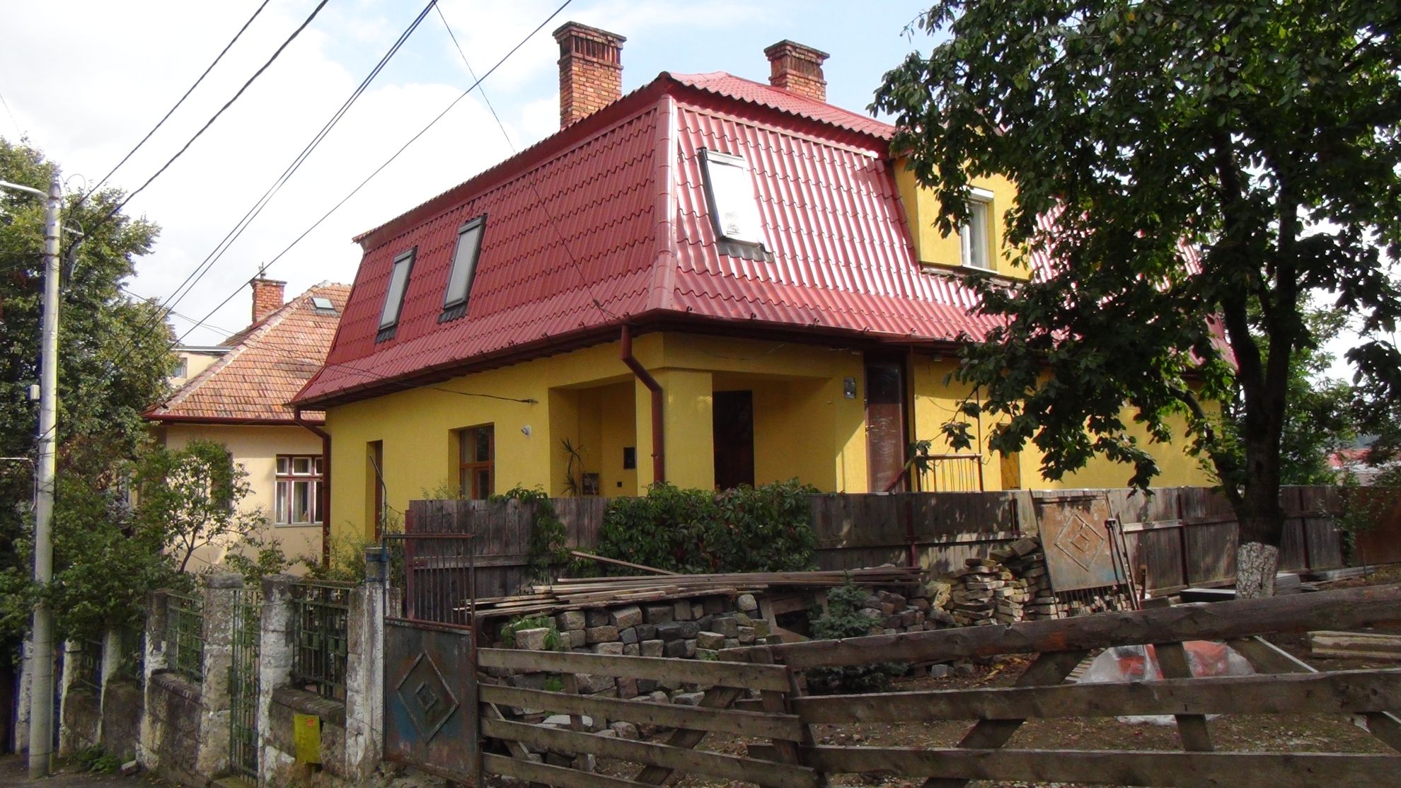 Imagini cu casa din Cluj în care locuiește Florin Piersic. E situată pe malul Someșului și e vopsită într-o nuanță aprinsă