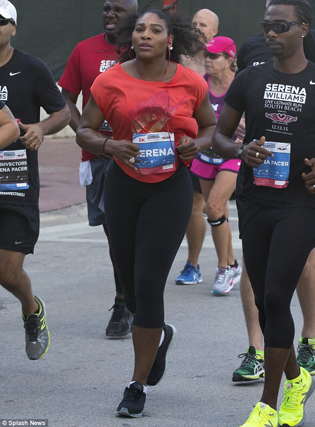 Serena Williams a trecut linia de sosire într-un taxi la un cros de 5 km pe care l-a organizat / VIDEO