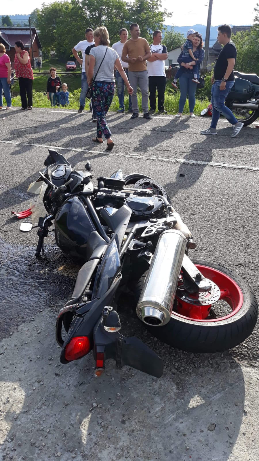 FOTO/ Cinci persoane au ajuns la spital după ce două motociclete au intrat într-un autoturism