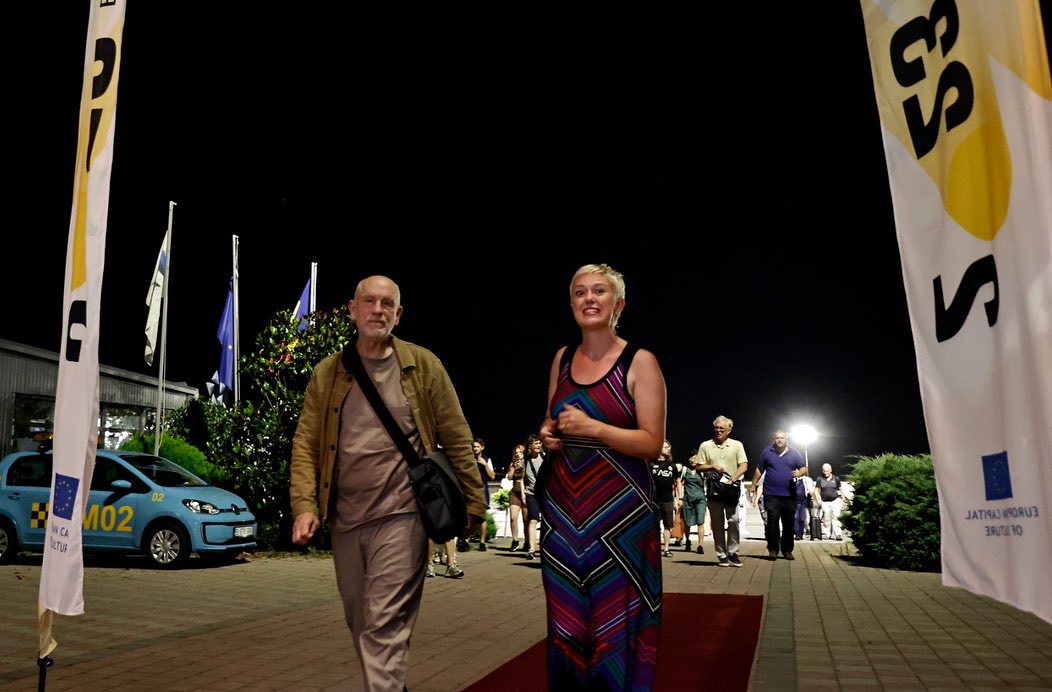 John Malkovich a ajuns în România. Actorul va urca pe scena Teatrului Național din Timișoara