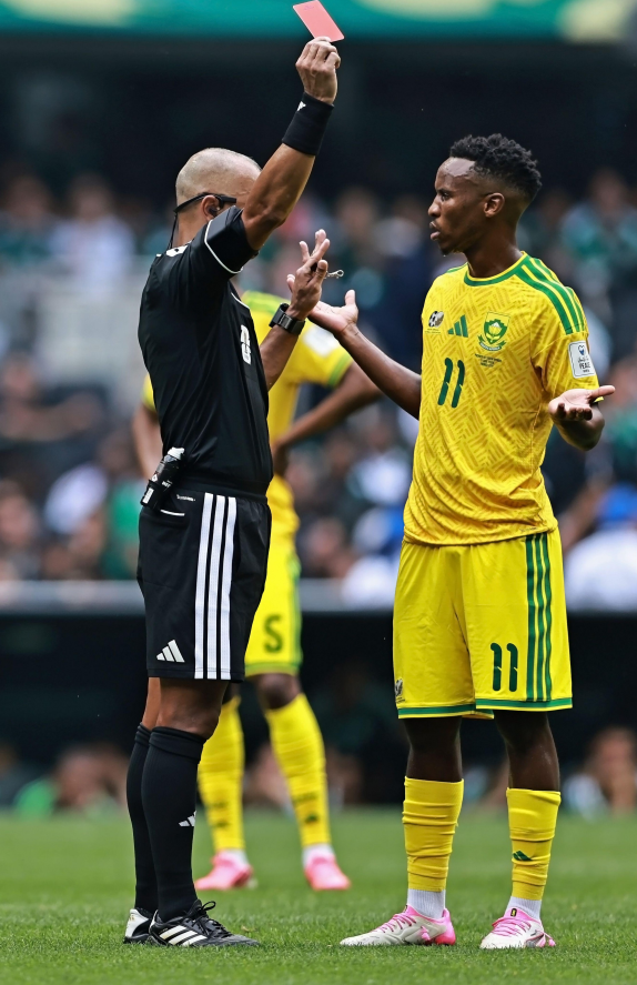 Primul meme de la Campionatul Mondial de Fotbal 2026: jucătorii, debusolați după explicația în engleză a arbitrului pentru cartonașul roșu