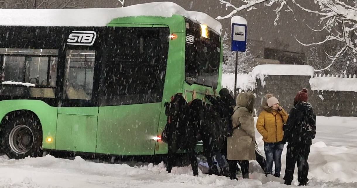 Ce a lăsat în urmă codul roșu de ninsori în București: pasagerii au împins un autobuz STB împotmolit, la Băneasa