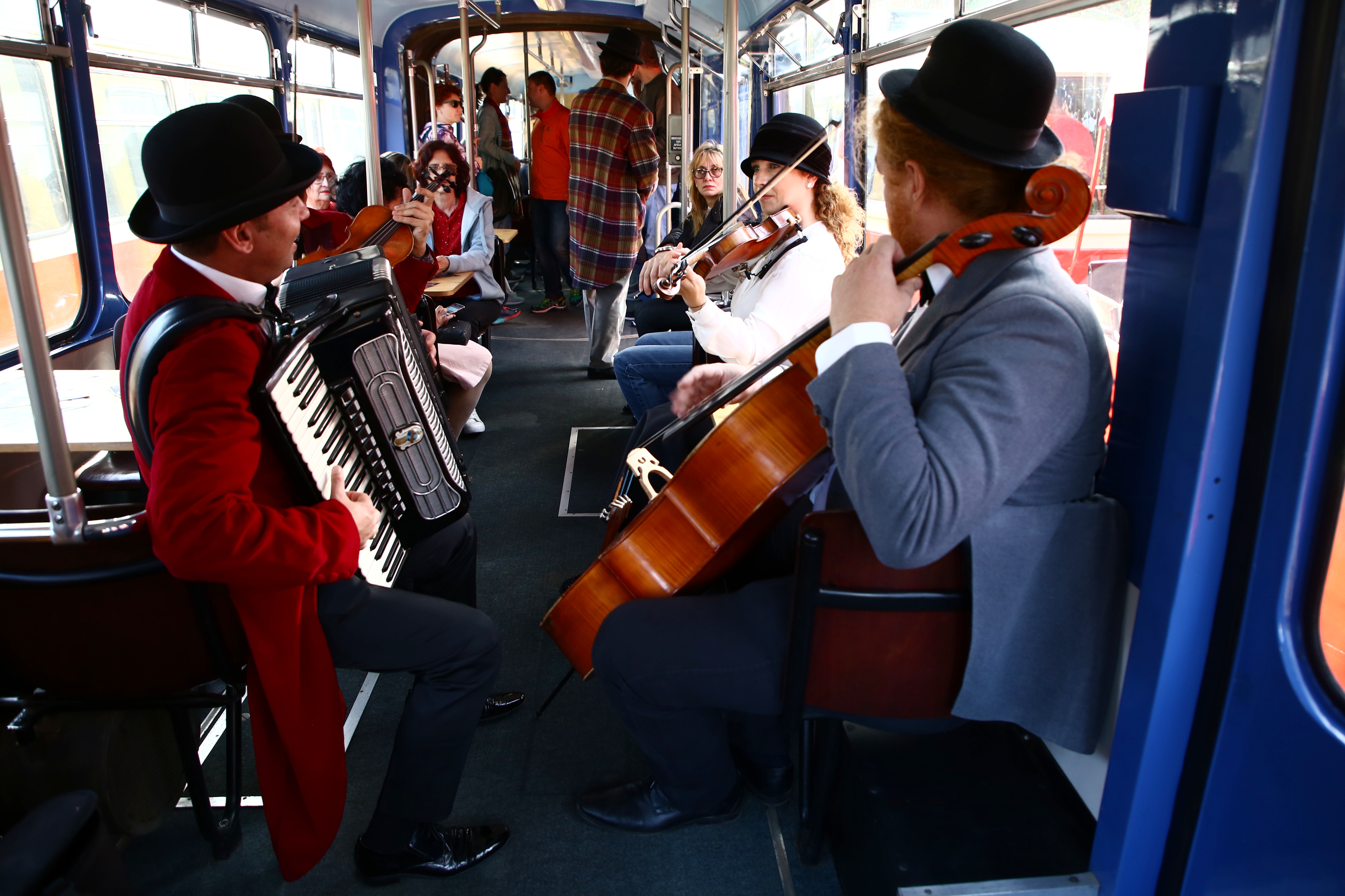 GALERIE FOTO / Imagini inedite cu tramvaiele de epocă, la paradă în București. În vagoane a cântat fanfara, iar vatmanul a purtat uniforma de altădată