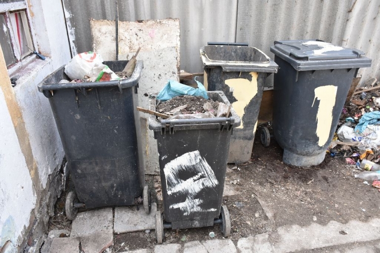 Szemétre fáj a foga: városszerte garázdálkodott a szekszárdi kukatolvaj