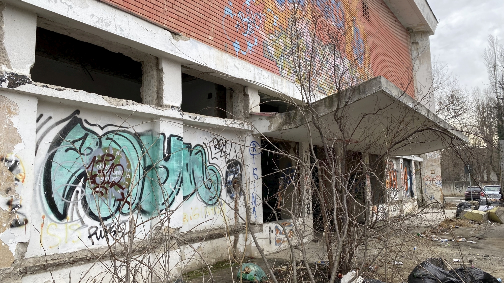 Cum arată la interior cinematograful Giulești, abandonat de autoritățile locale de mai bine de 20 de ani. Disputa dintre edili pe clădirea-simbol a cartierului