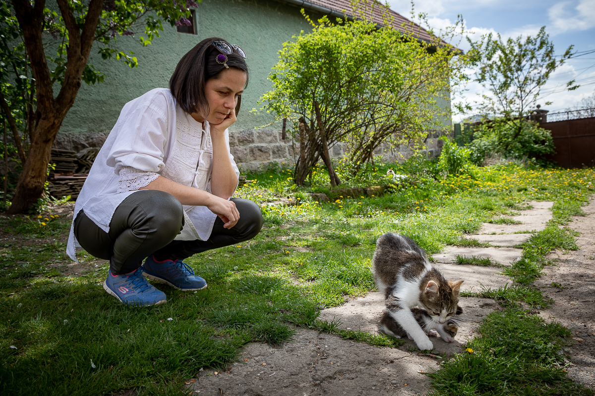Lovită de o boală rară, o violonistă de 36 de ani din Covasna a uitat aproape totul, mai puțin muzica. “A uitat să plângă. Când o doare ceva, i se umplu ochii de lacrimi, dar râde”