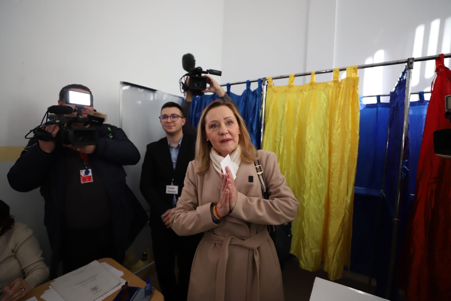 Cât costă paltonul purtat de Elena Lasconi în ziua alegerilor prezidențiale din 24 noiembrie. Ce a adus la secția de votare: „Fără blat”