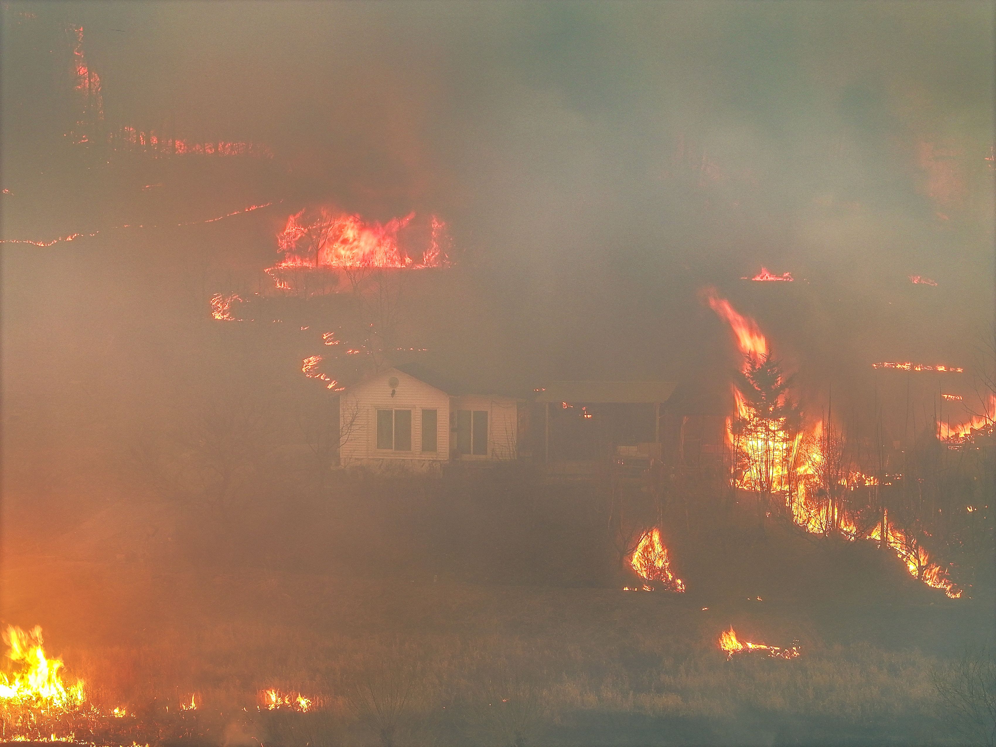 Incendii puternice de vegetație în Coreea de Sud. Cel puțin 18 oameni au murit și 19 au fost răniți