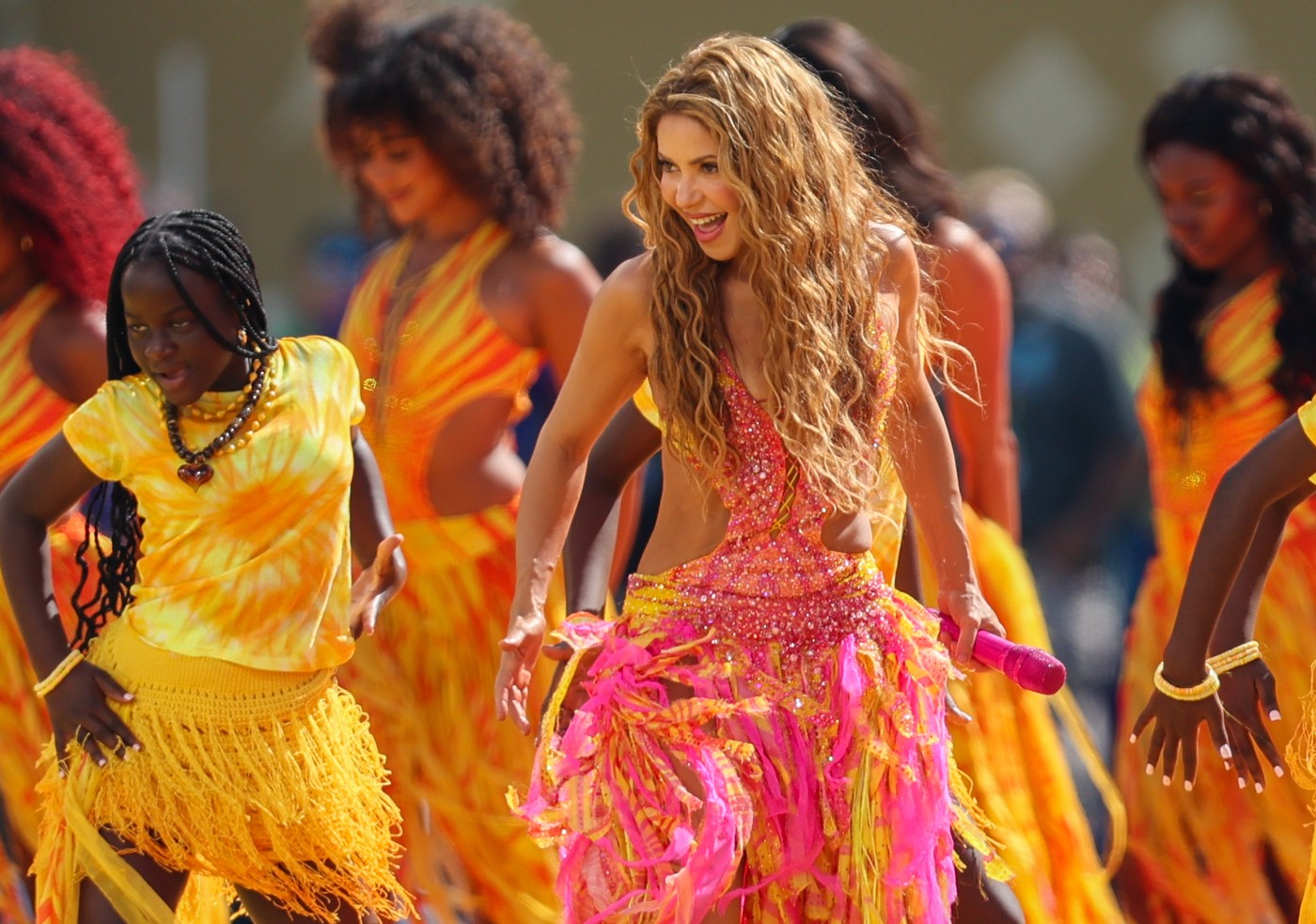 Cum a apărut Shakira la finala Cupei Mondiale FIFA 2026. Imaginile cu artista desculță pe scenă au devenit virale