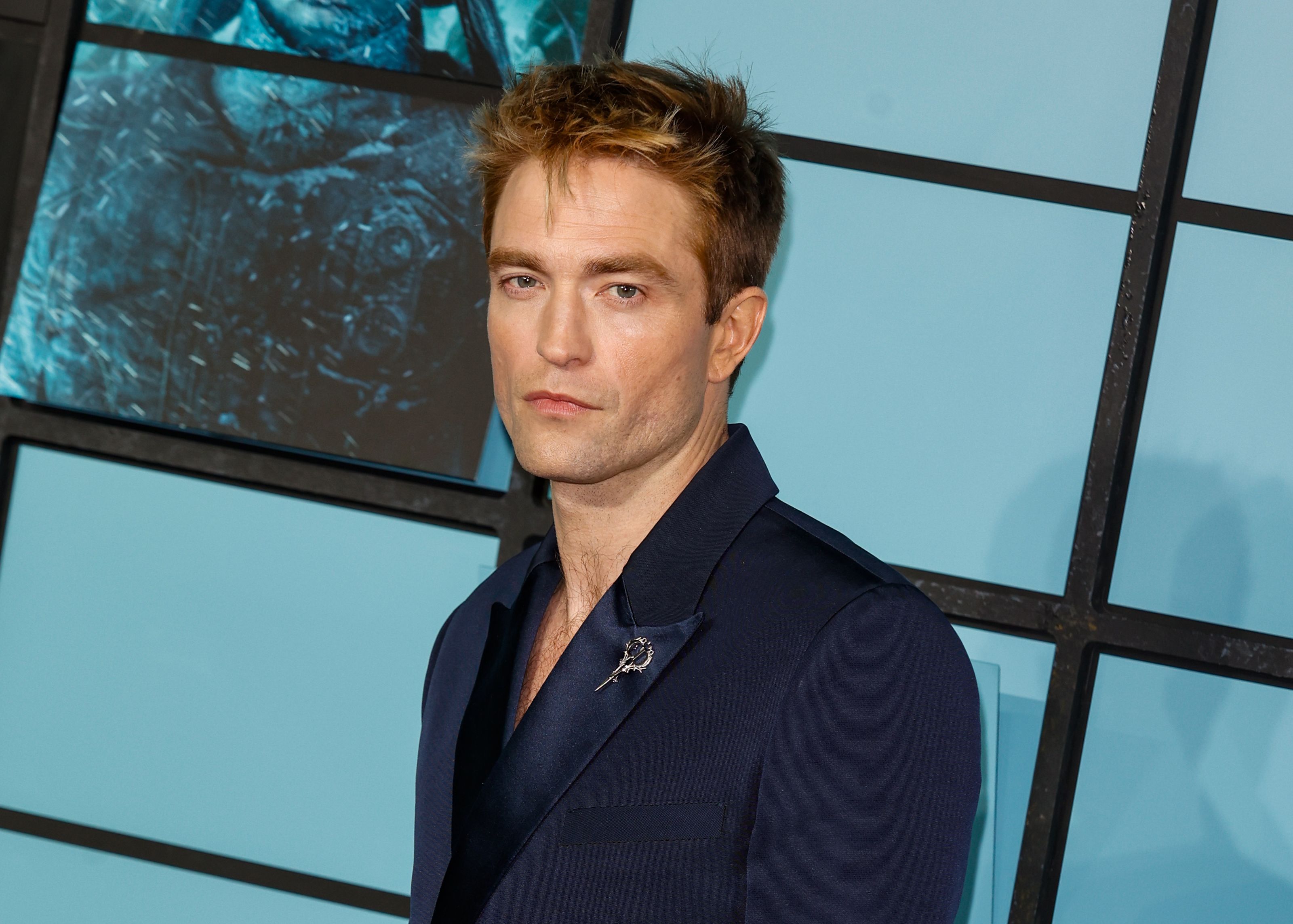 Interviu exclusiv cu Robert Pattinson despre „Mickey 17”, noul film în care apare. Ce spune despre regizorul Bong Joon Ho și actrița Naomi Ackie