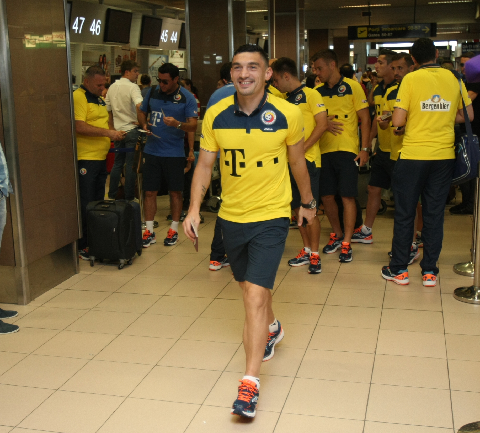 PRELIMINARIILE EURO 2016, UNGARIA - ROMÂNIA (vineri, ora 21.45, TVR 1) / Selecționerul Anghel Iordănescu a renunțat la supersitiții și ^a lăsat femei în avionul care i-a transportat pe tricolori la Budapesta, pentru mare meci cu rivalii istorici / GALERIE FOTO
