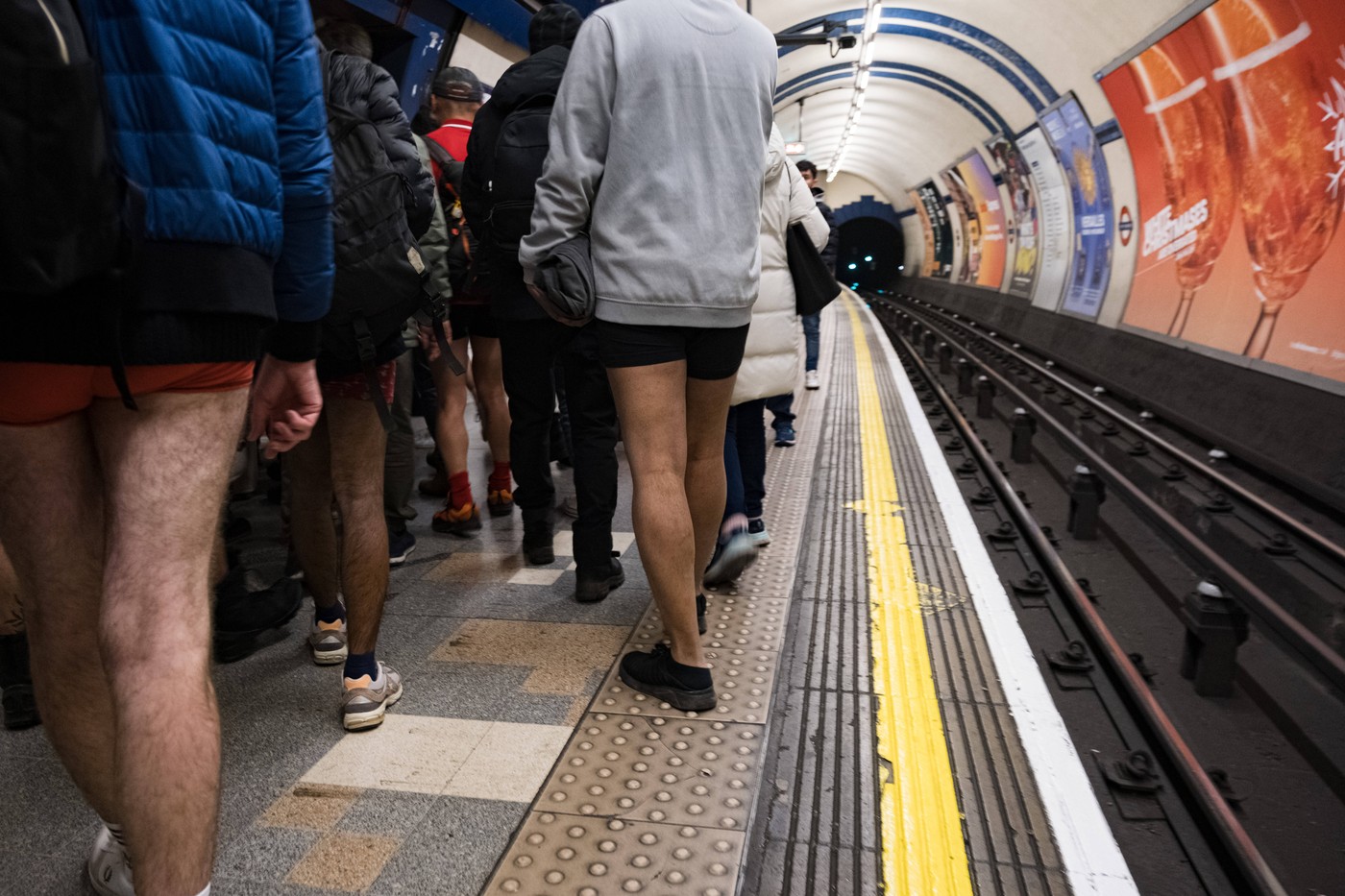 Sute de londonezi au mers cu metroul în lenjerie intimă, la temperaturi de -4 grade Celsius: „Este o distracție inofensivă”