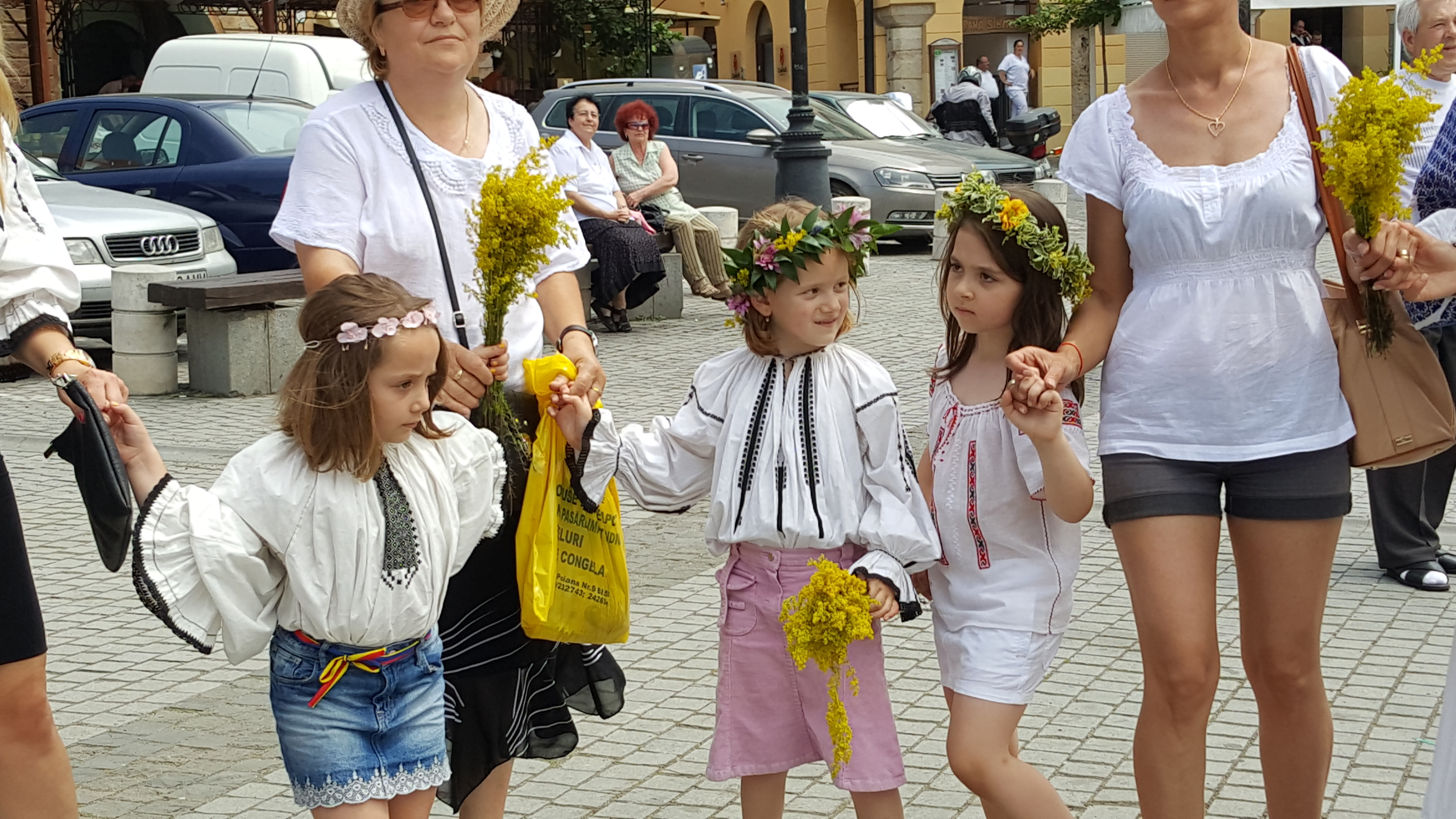 Ziua Universală a Iei | Actorul Toma Cuzin din Las Fierbinți a defilat în cămașă românească în satul lui Brâncuși