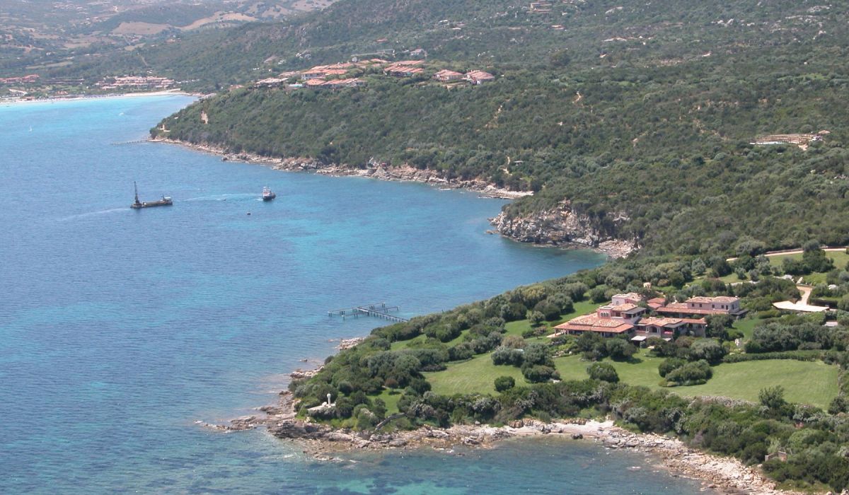Moștenitorii lui Silvio Berlusconi au vândut celebra Villa Certosa. Cine este șeicul din Qatar care a plătit o sumă colosală