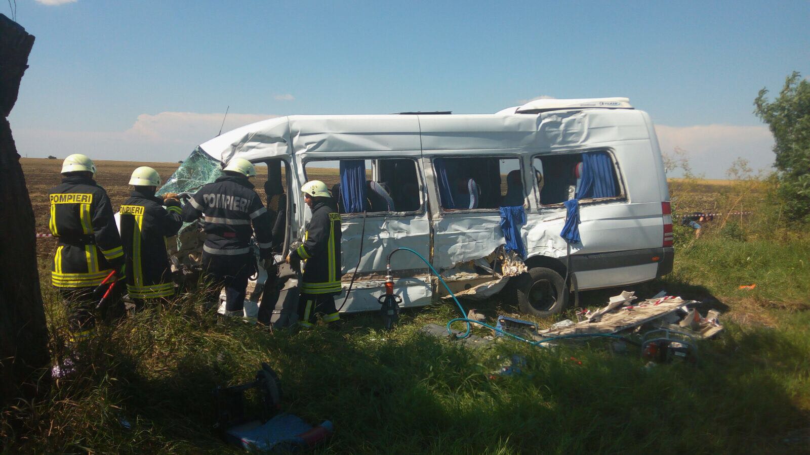 FOTO&VIDEO/ Un mort și 13 răniți, după ce un microbuz s-a lovit de un TIR. Cauza accidentului