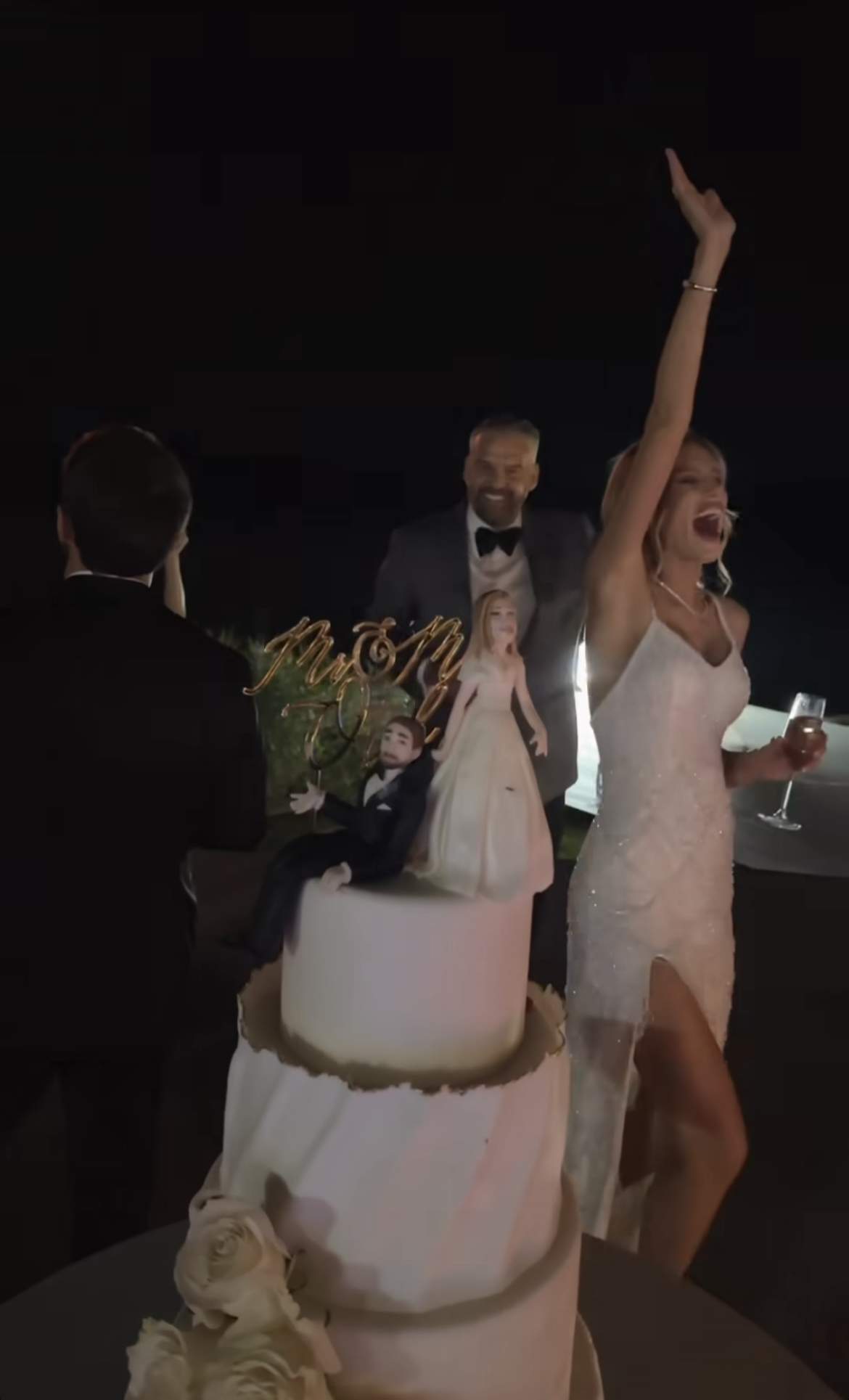 Imagini spectaculoase de la nunta lui Dani Oțil cu Gabriela Prisăcariu. Cum arată cea de-a doua rochie de mireasă a soției prezentatorului