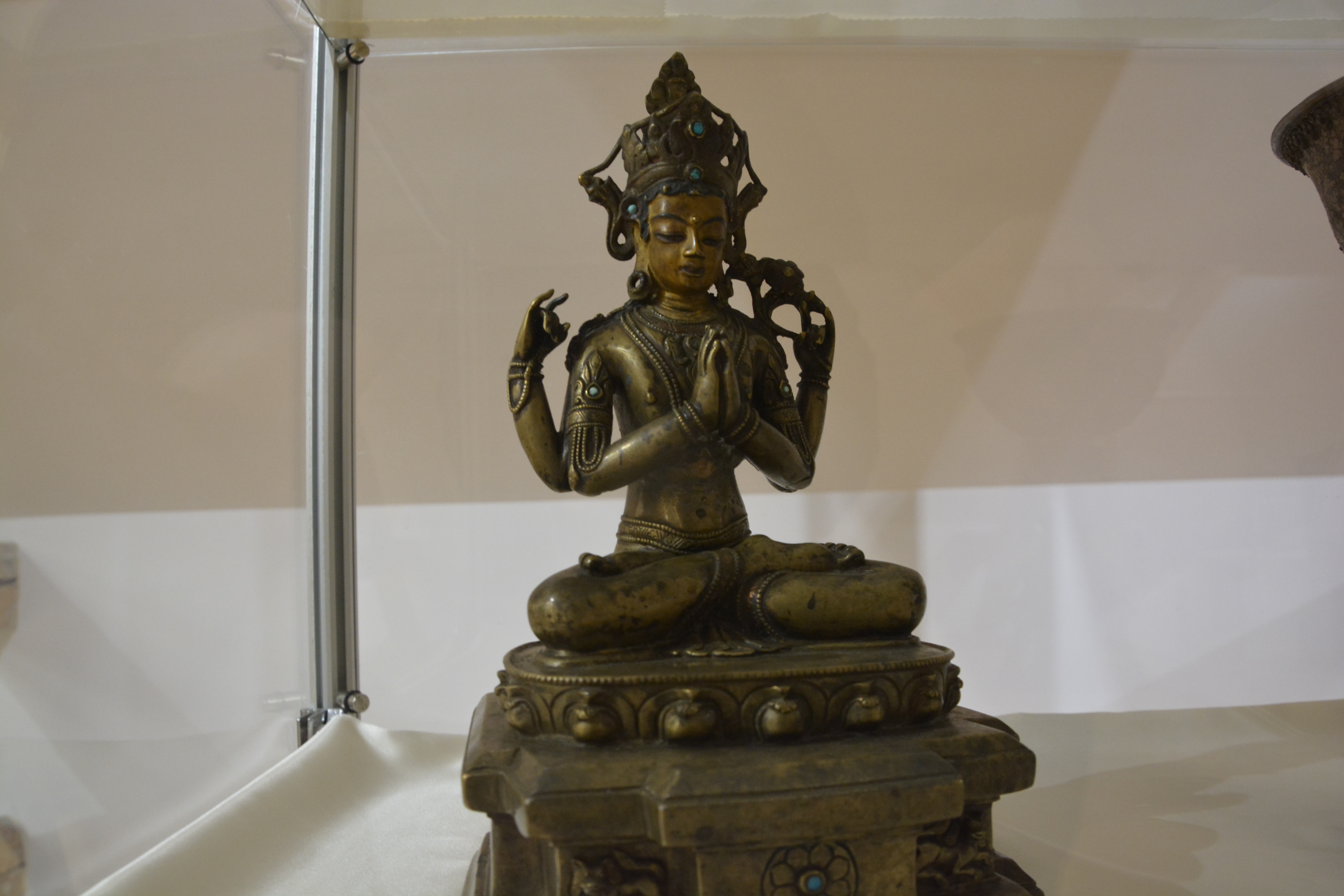 Prima expoziție de artă tibetană din România a fost deschisă la Suceava. Piesele fac parte din colecția lui Heinrich Harrer, a cărui aventură a fost transpusă în filmul ”Șapte ani în Tibet”