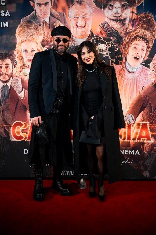 Cine l-a ajutat pe Mihai Bendeac să se îmbrace în fustă la premiera filmului „Căsătoria”. Ținutele purtate de ceilalți actori