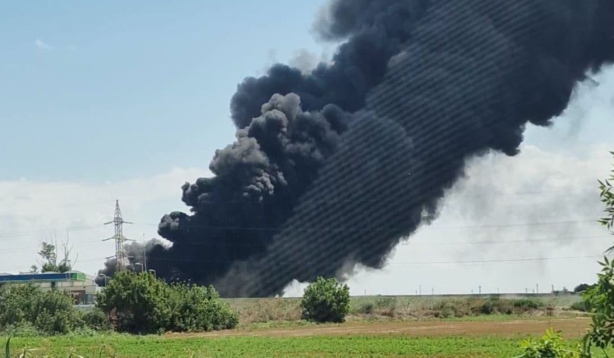 Autocisternă încărcată cu benzină, în pericol de explozie după un accident în Hârșova. Pompierii intervin cu roboți și au evacuat zona pe o rază de 800 de metri