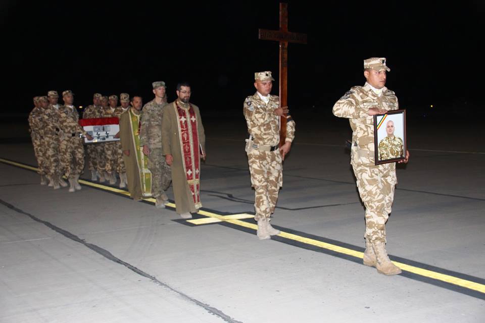 FOTO&VIDEO/ Trupul militarului buzoian Mădălin Stoica, mort în atacul cu maşină capcană din Afganistan, va fi repatriat luni