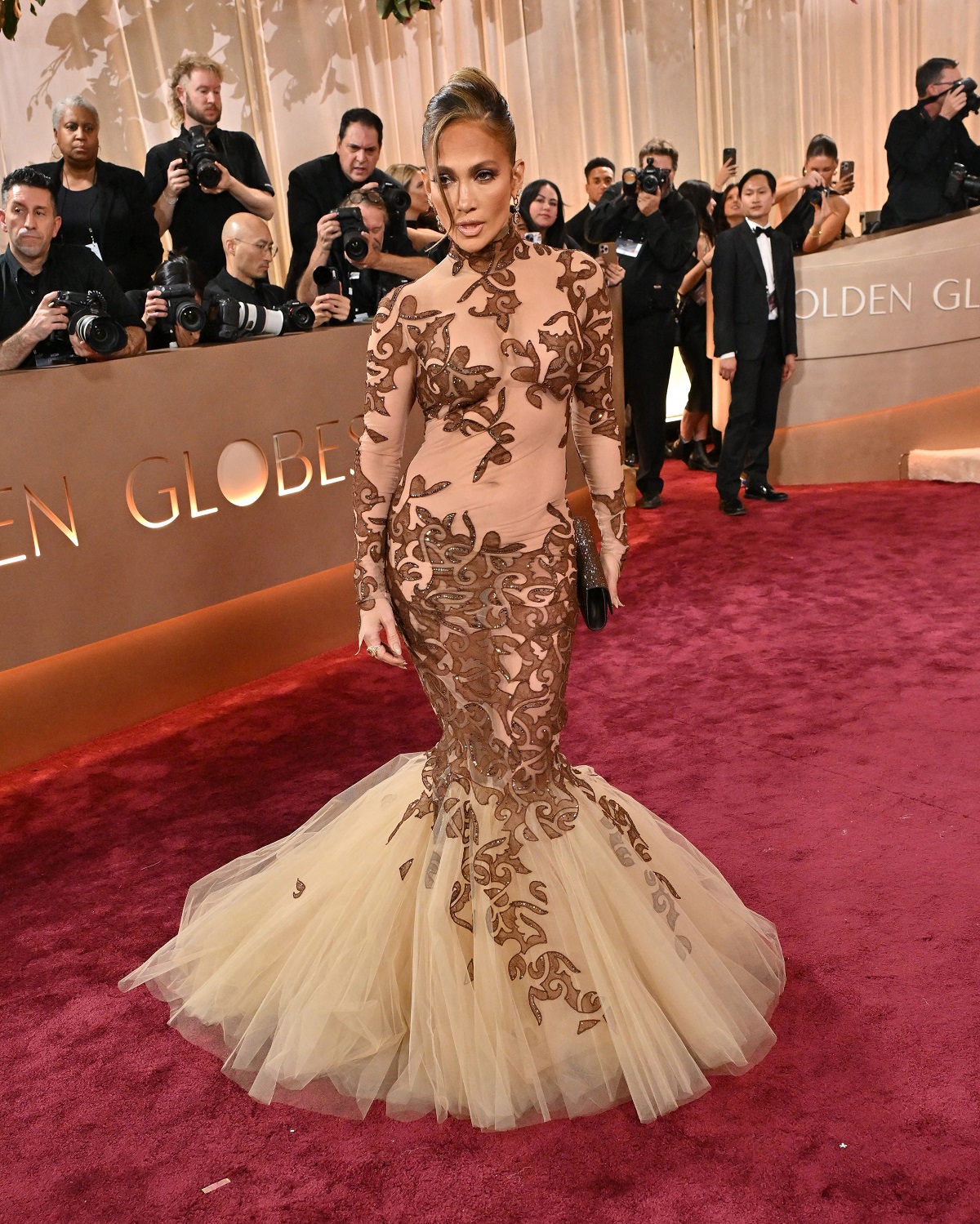 Bătălia rochiilor transparente între Jennifer Lopez și Jennifer Lawrence la Globurile de Aur 2026. Au lăsat prea mult la vedere