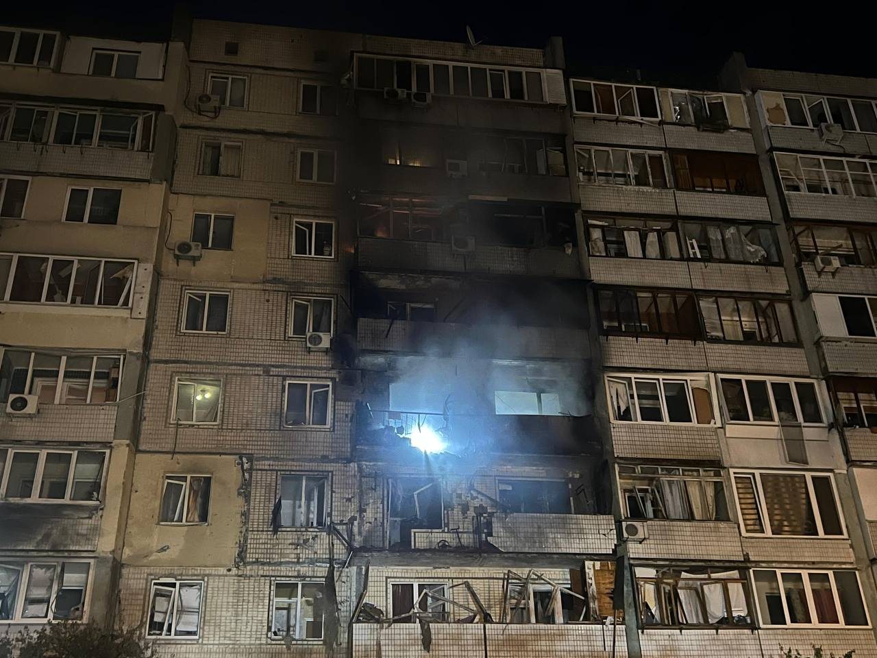 „O noapte dificilă pentru întreaga Ucraină”. Volodimir Zelenski a reacționat la atacul cu 250 de drone și 14 rachete balistice lansat de Rusia