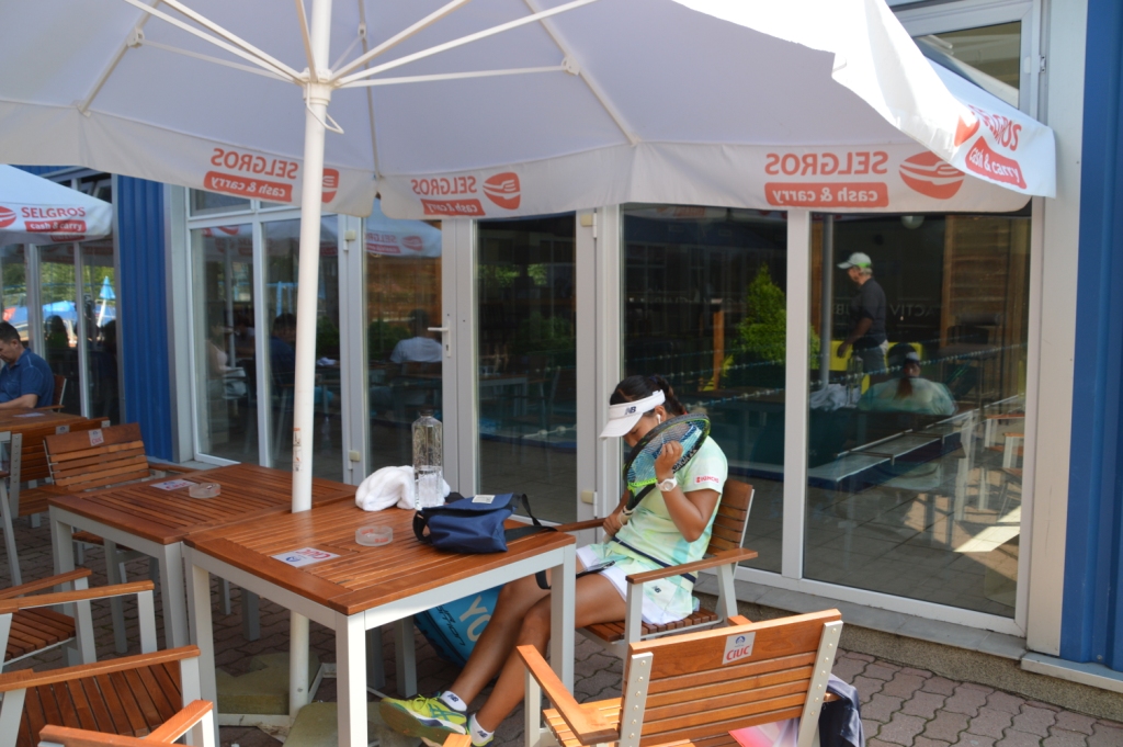 Ioana Loredana Roșca și-a adus buldogul francez la Arad. Fata a câștigat Roland Garros-ul la junioare / GALERIE FOTO