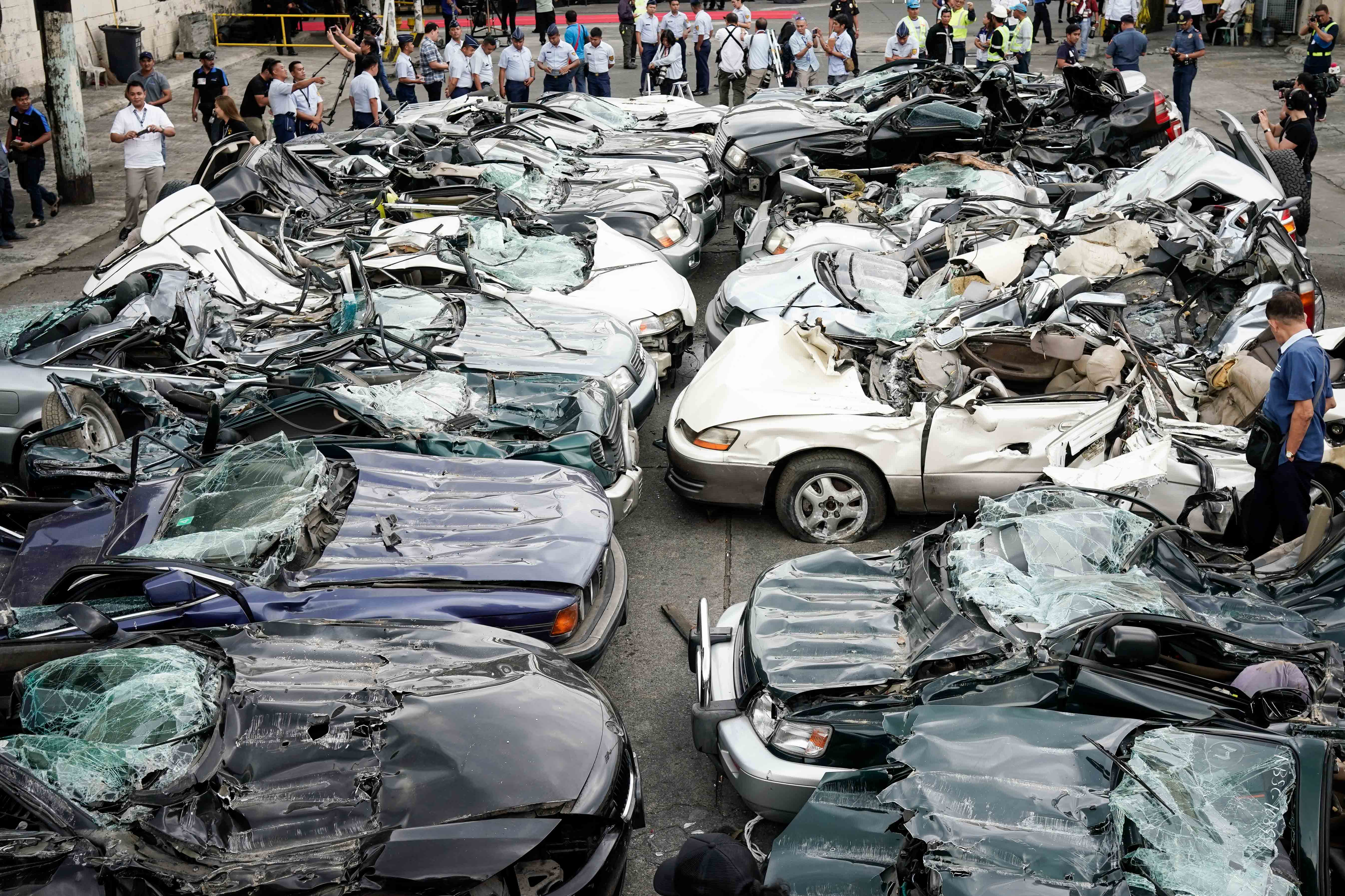 FOTO | Autoritățile filipineze au distrus zeci de mașini de lux