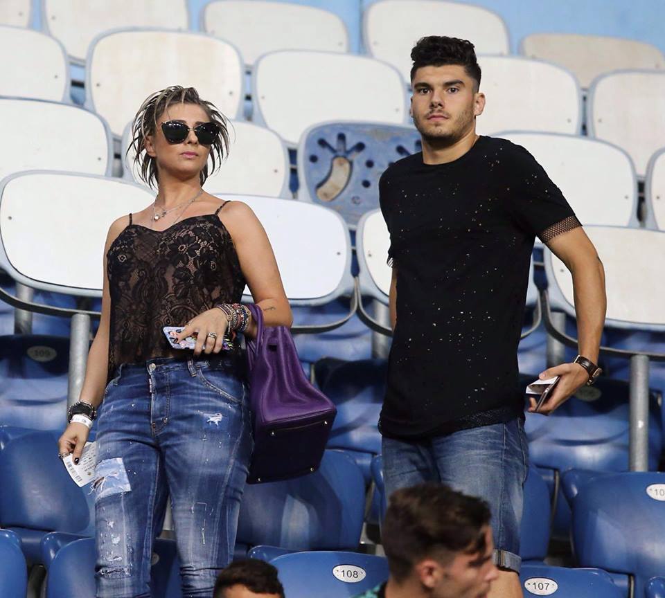 Prodanca își flutură poșeta și silueta prin Israel. A fost fotografiată în tribună. Nu e singură, ci împreună cu un vârf de atac! GALERIE FOTO