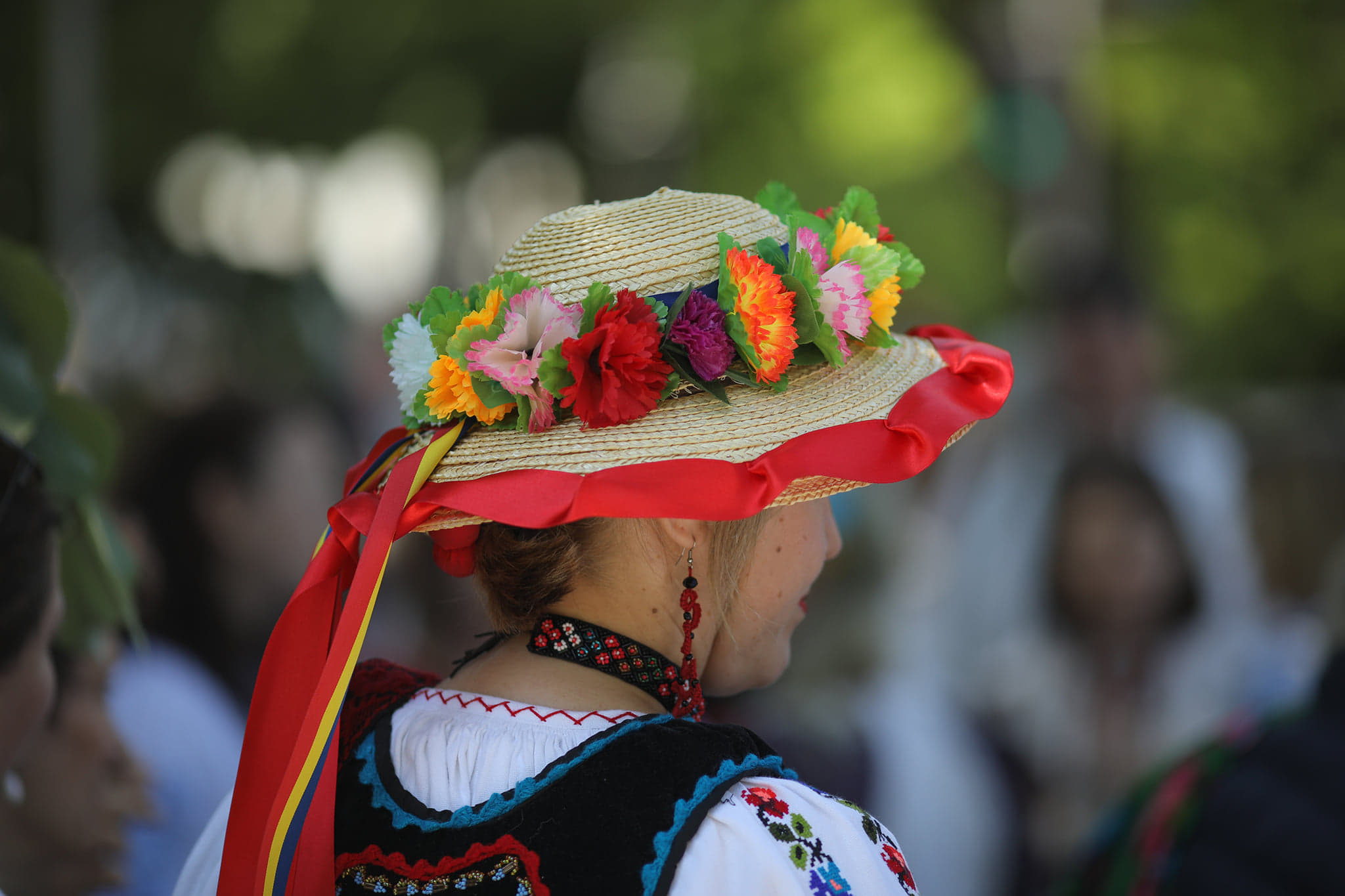 Zeci de oameni au defilat în costume populare, de ziua națională a portului tradițional din România / FOTO