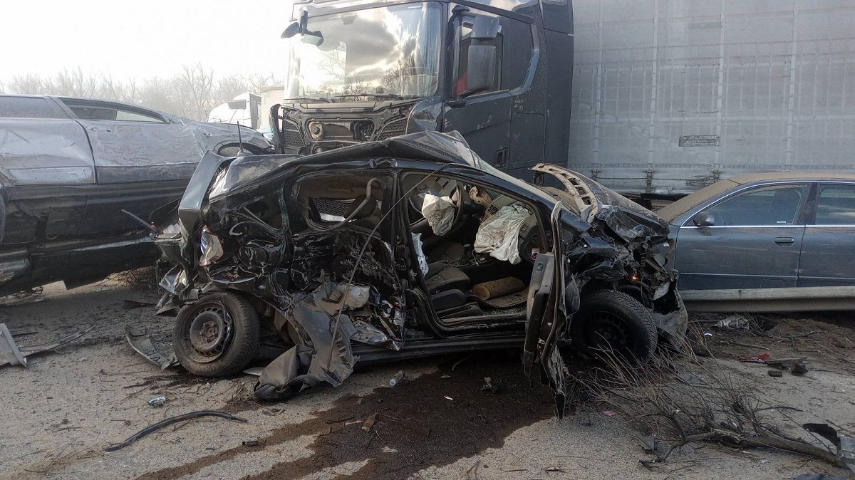 Un cadavru a fost găsit sub epavele mașinilor arse în accidentul uriaș din Ungaria, unde trei români sunt printre victime