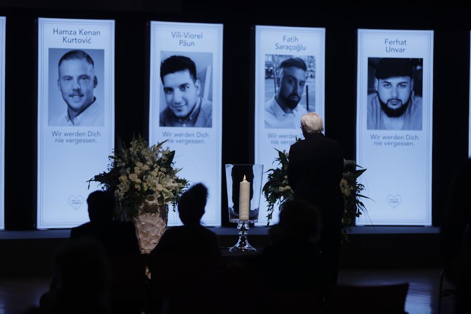 Svastici desenate pe pozele victimelor din atacul rasist de la Hanau, în care a fost ucis și un român. Poliția îi caută pe cei care au vandalizate două memoriale