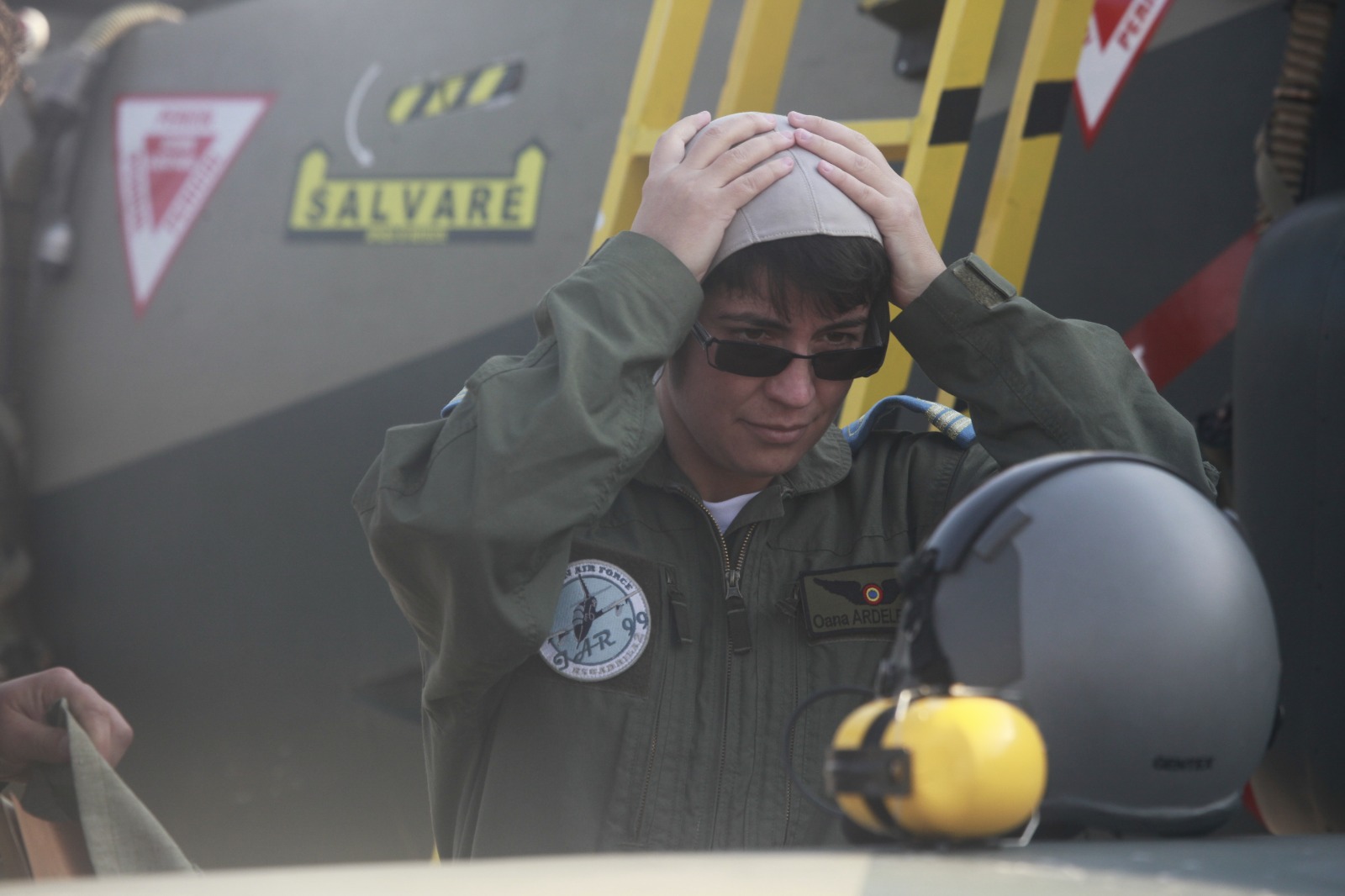 GALERIE FOTO/ Ea este prima femeie din România care a ajuns instructor pe un avion cu reacție. Oana Ardelean a decis să devină pilot încă din clasa a VII-a