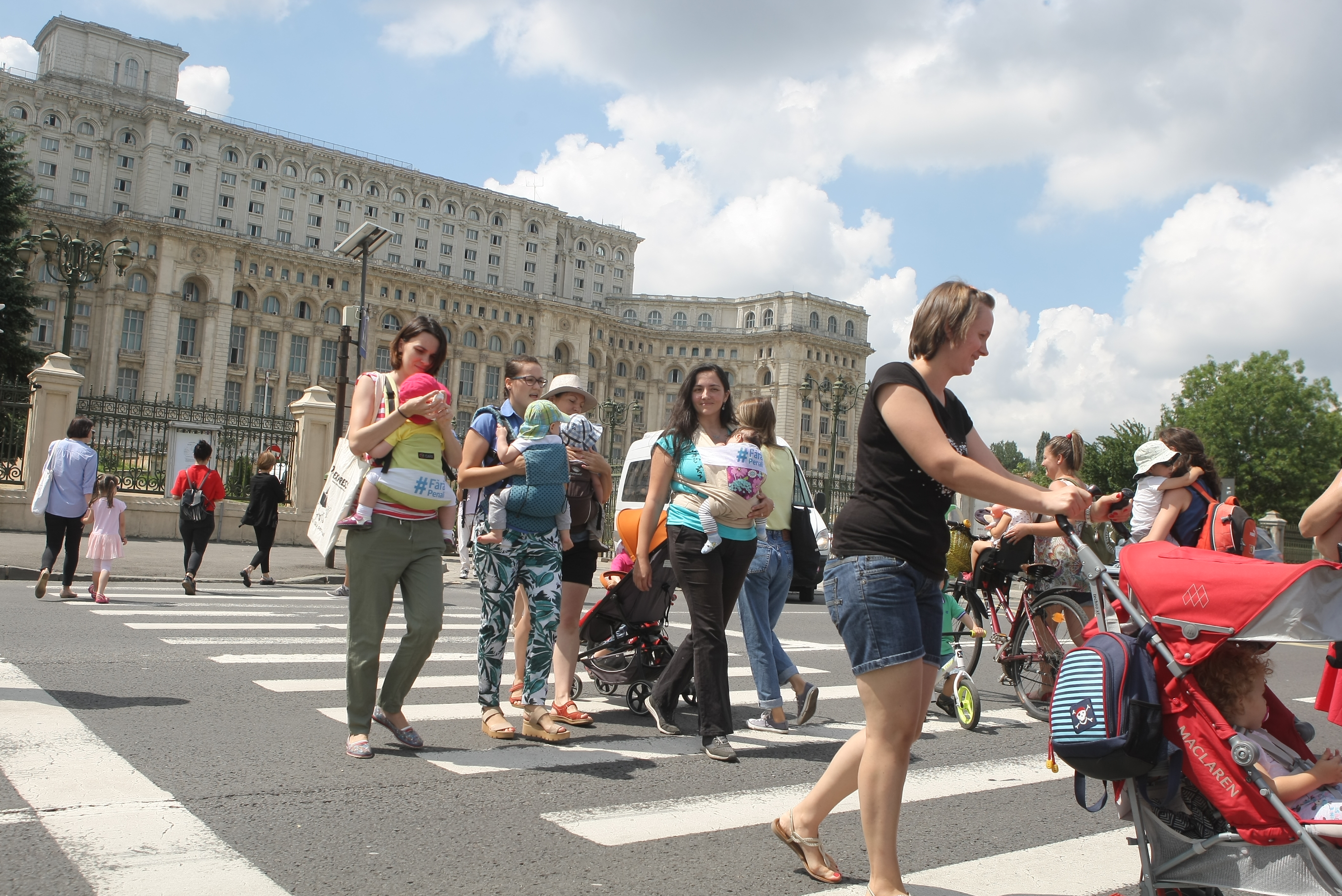 FOTO&VIDEO/ Protest al mamelor la Palatul Parlamentului. Au traversat încontinuu pe o trecere de pietoni din zona Parcului Izvor