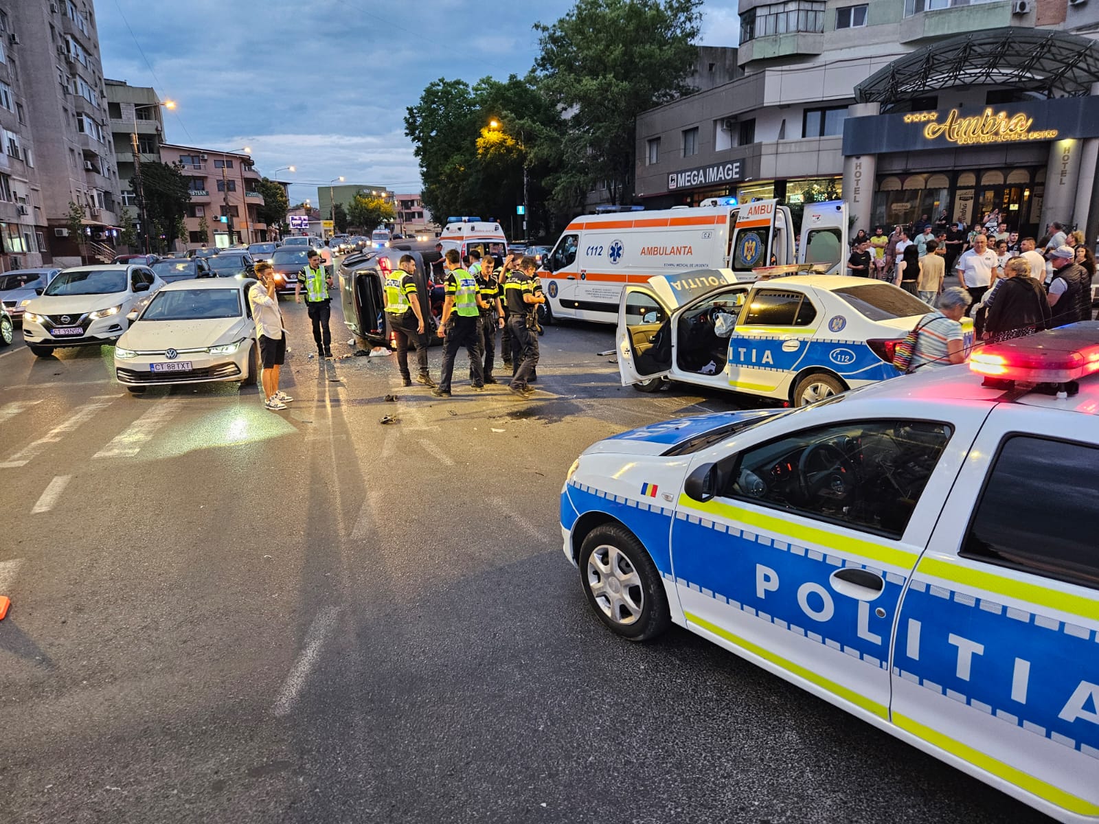 O autospecială de poliție în misiune, spulberată de o șoferiță care nu a acordat prioritate, la Constanța. Trei oameni au fost răniți