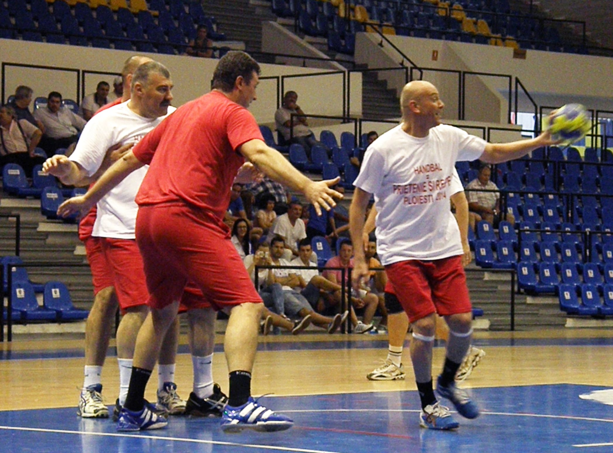 FOTO: Foste glorii ale handbalului s-au duelat la Ploieşti