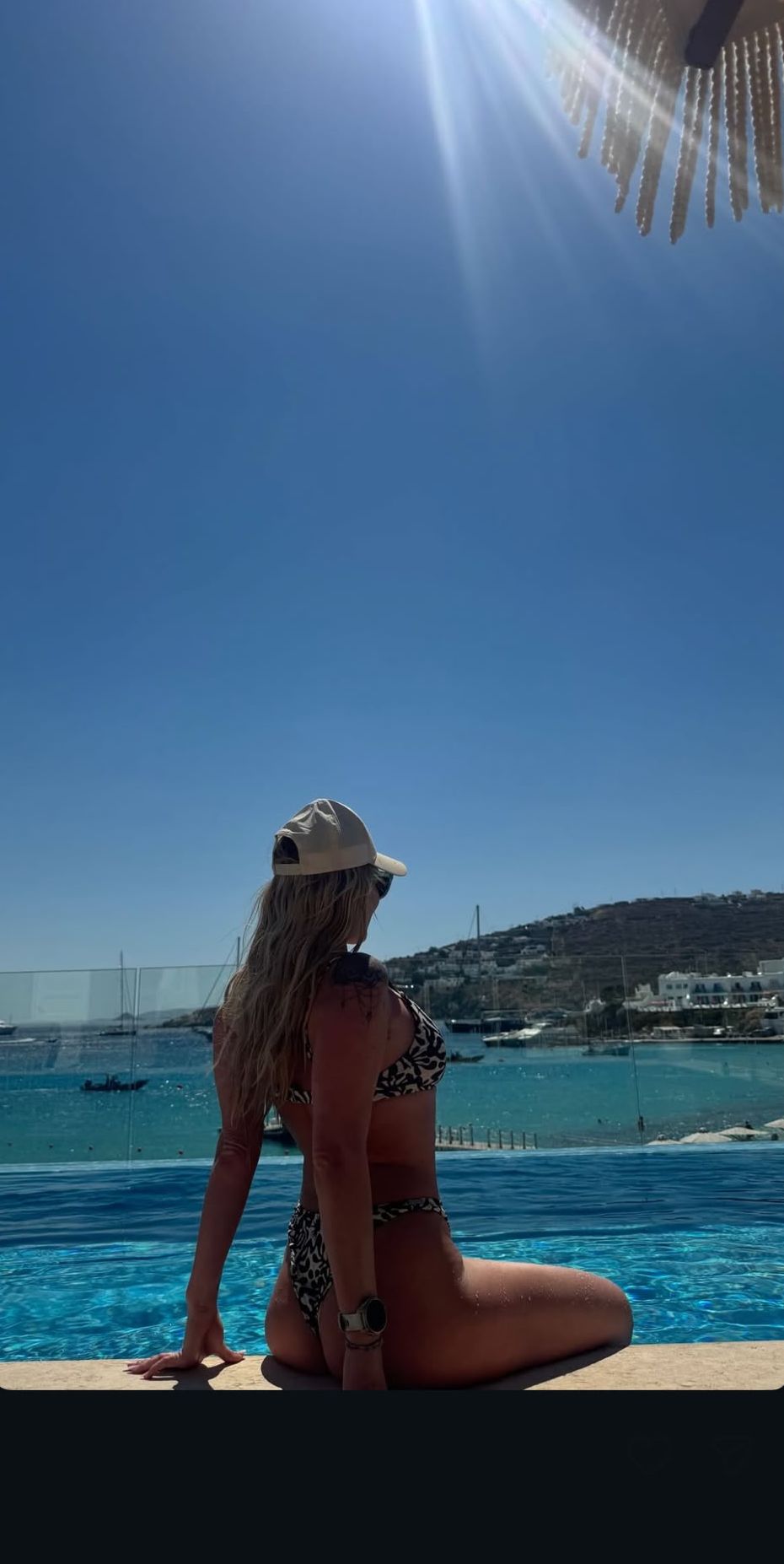 Unde a fugit Delia de canicula din România. Imagini incendiare cu artista în costum de baie