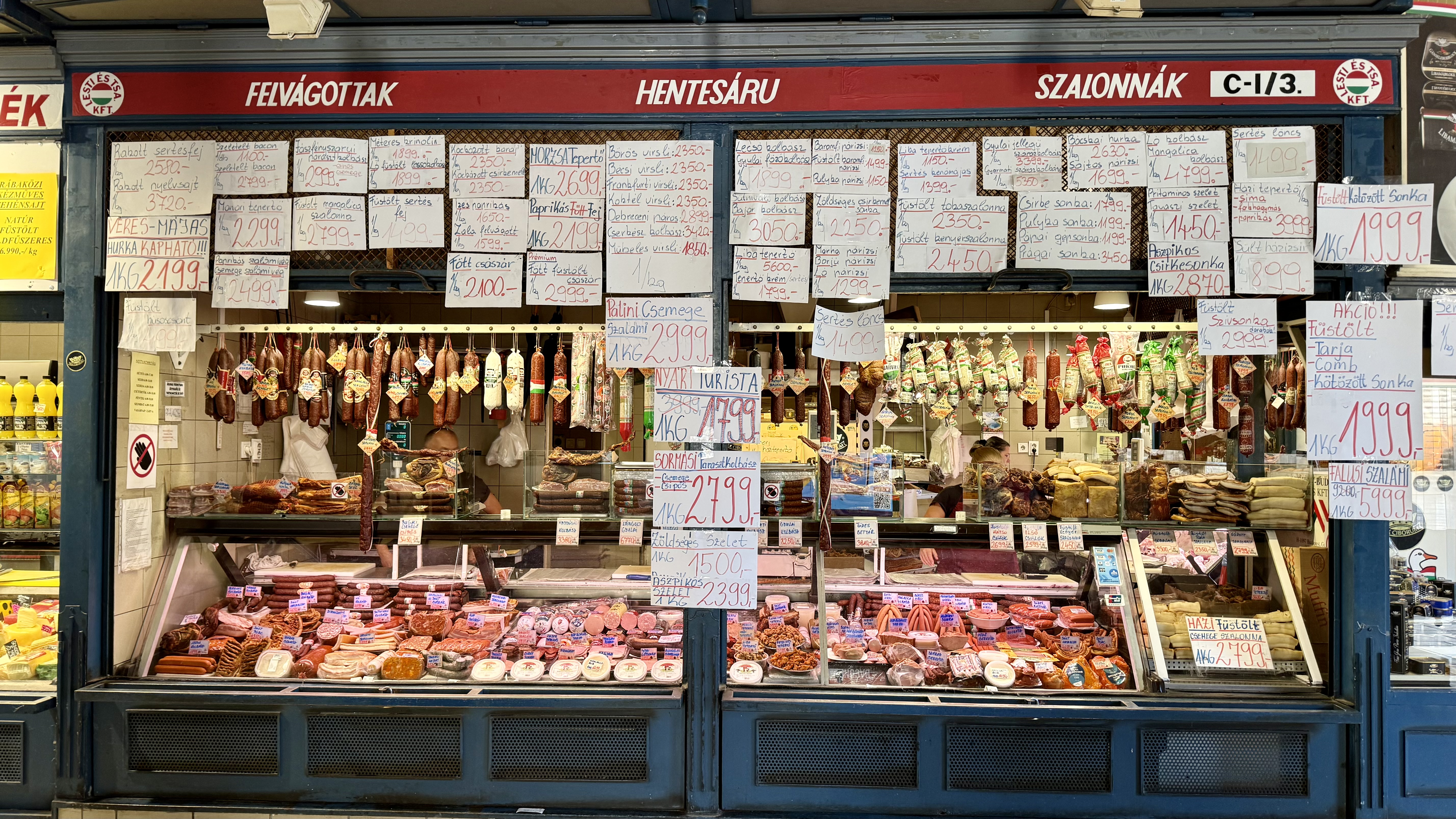Spectacol culinar total la doi pași de România. Cât costă o porție de gulaș și ce-am descoperit într-o piață unicat