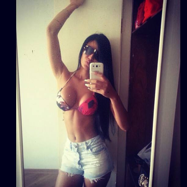 Cu ea în tribună, ai o zi mai bună! Lorena, muza fotbalului brazilian / GALERIE FOTO & VIDEO HOT